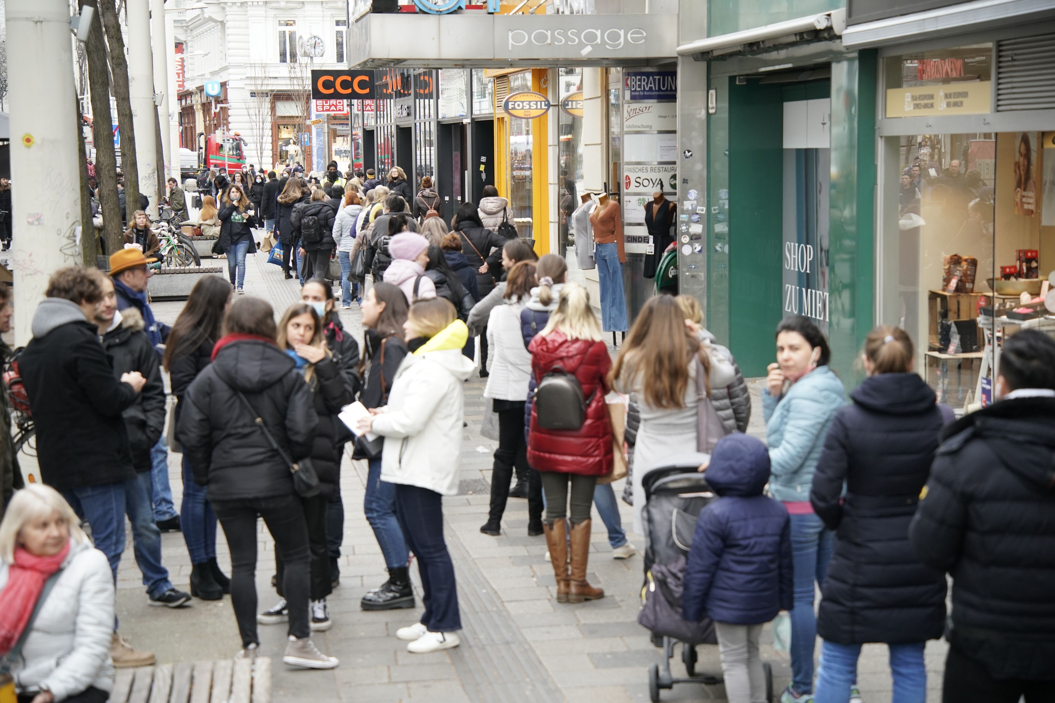 Großer Andrang auf der Mariahilferstraße - noch vor dem Lockdown