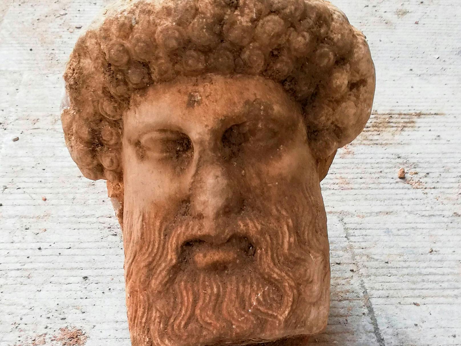In Athen wurde am Sonntag der Kopf einer Hermes-Statue entdeckt.