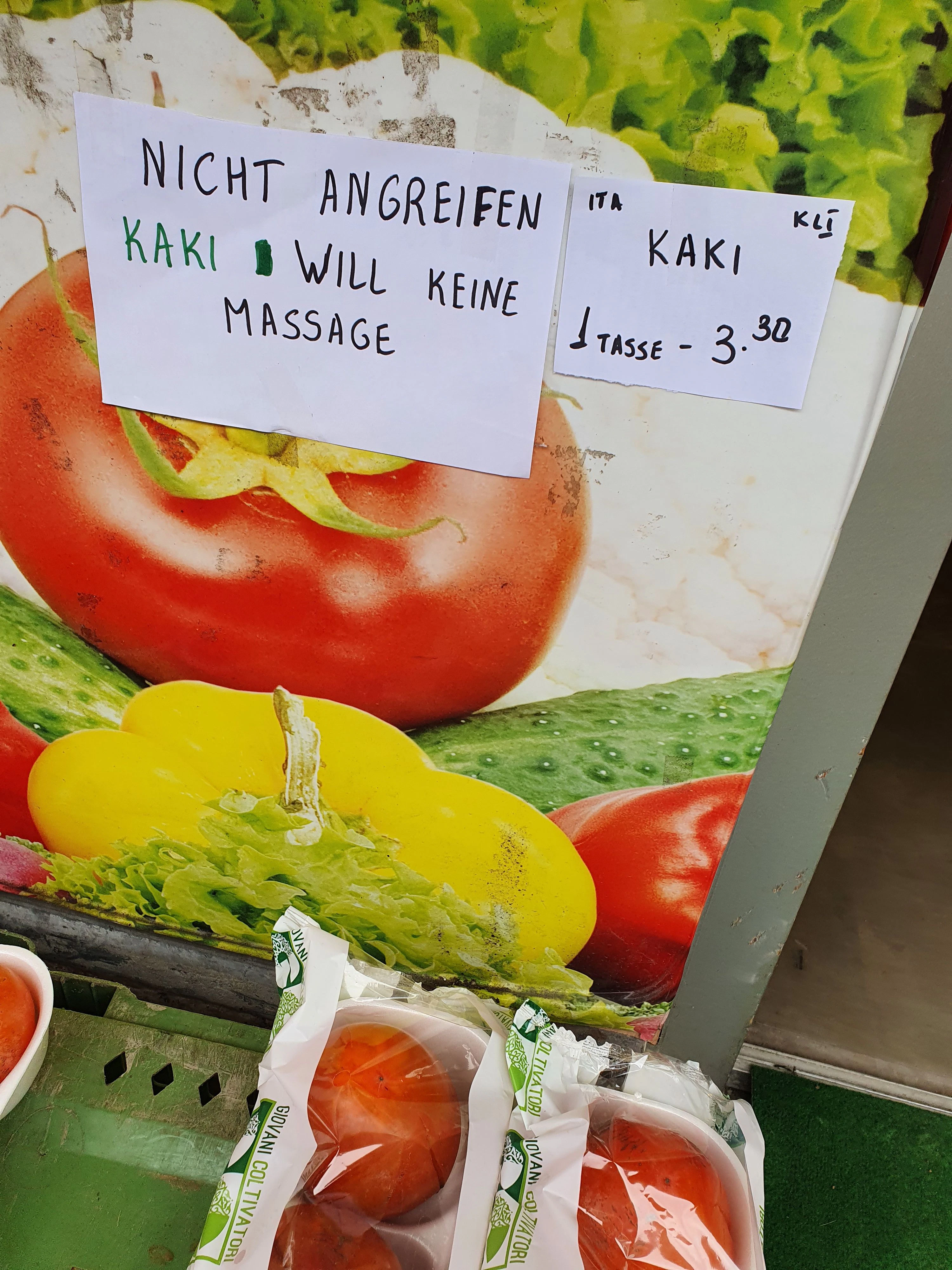 Ein Verkäufer legt wohl besonderen Wert auf sein Obst.