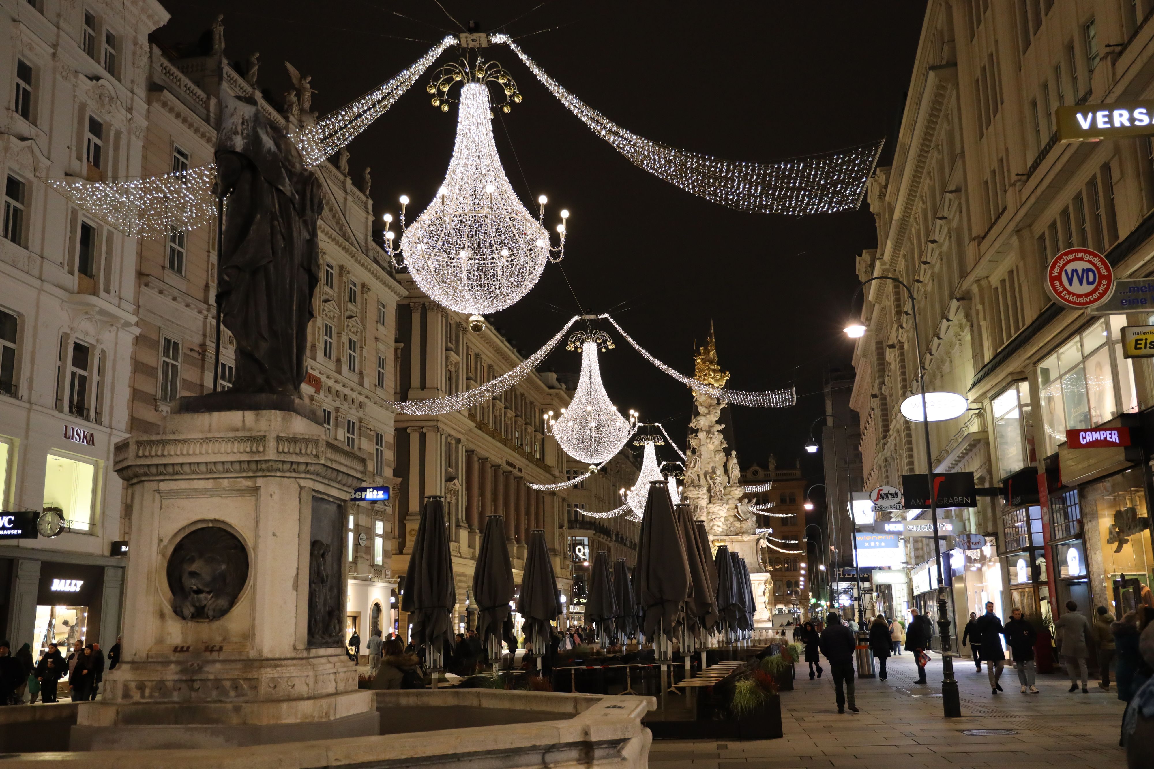 Von der Weihnachtsbeleuchtung angelockt flanierten viele Wiener durch die Innenstadt