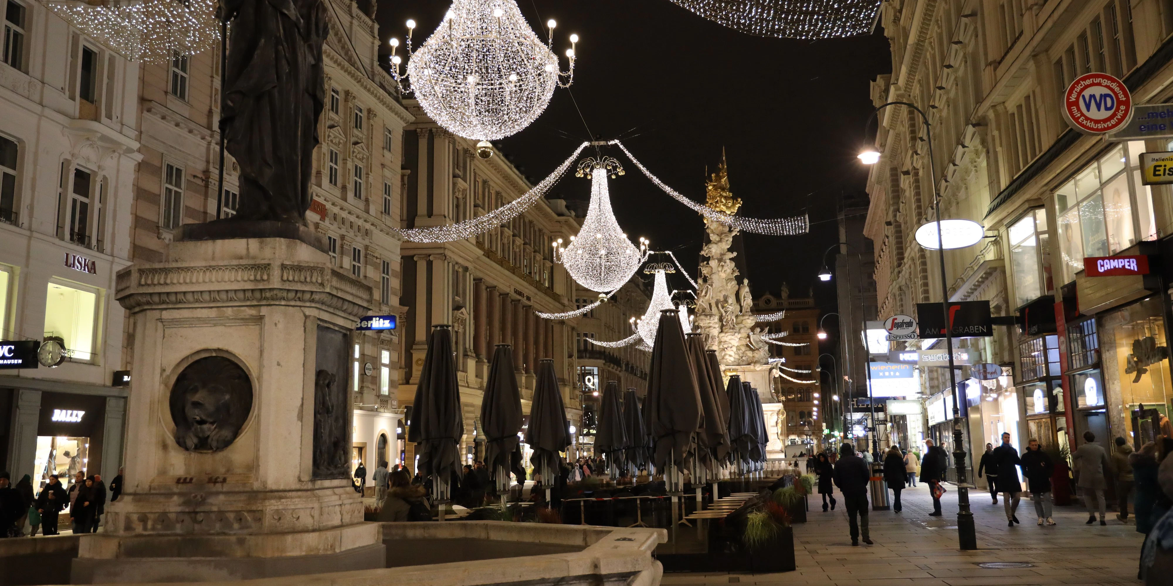 Von der Weihnachtsbeleuchtung angelockt flanierten viele Wiener durch die Innenstadt