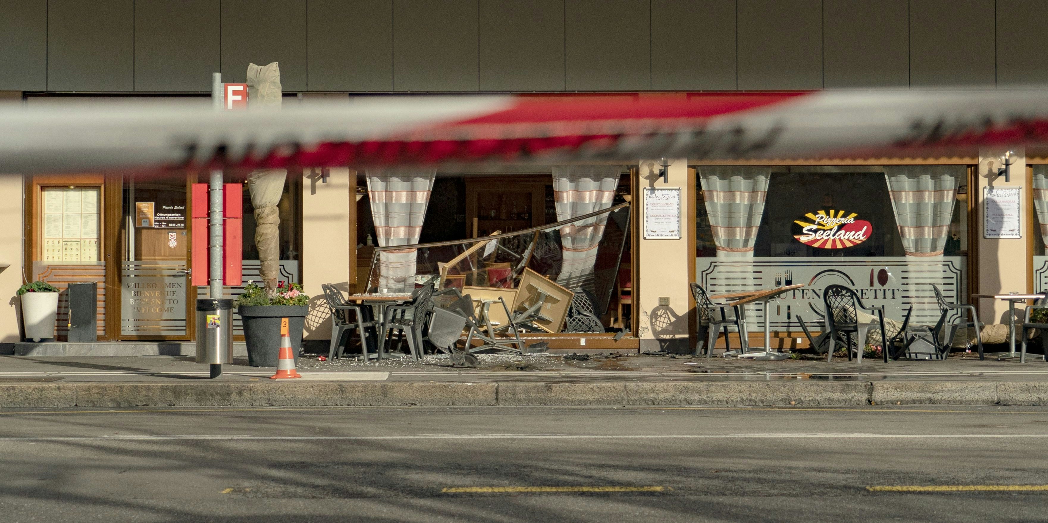 In Biel (CH) krachte eine Lenkerin in eine Pizzeria. Mehrere Fußgänger wurden verletzt.