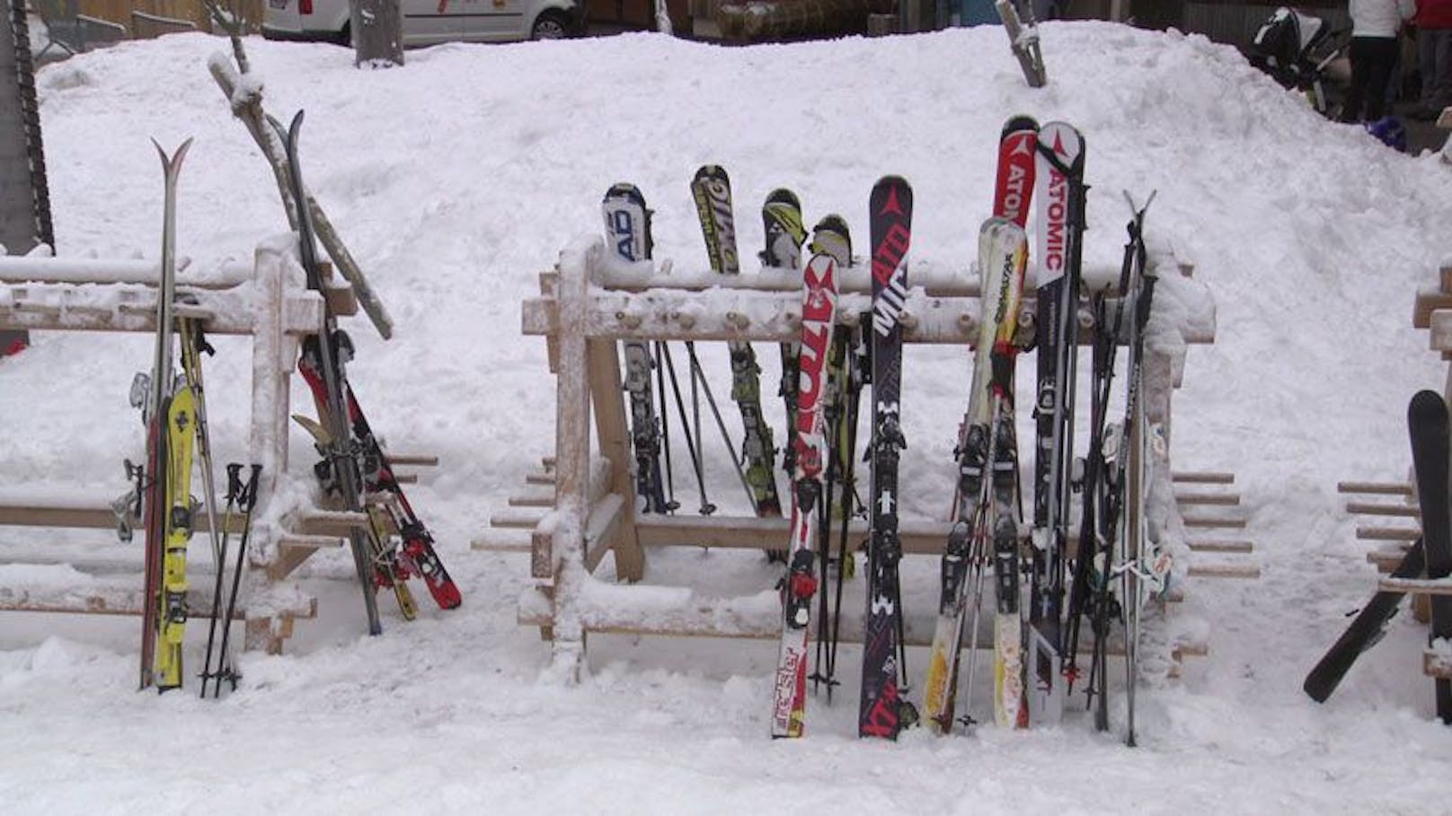 Ski-Dieb verkleidete sich als Wintersportler