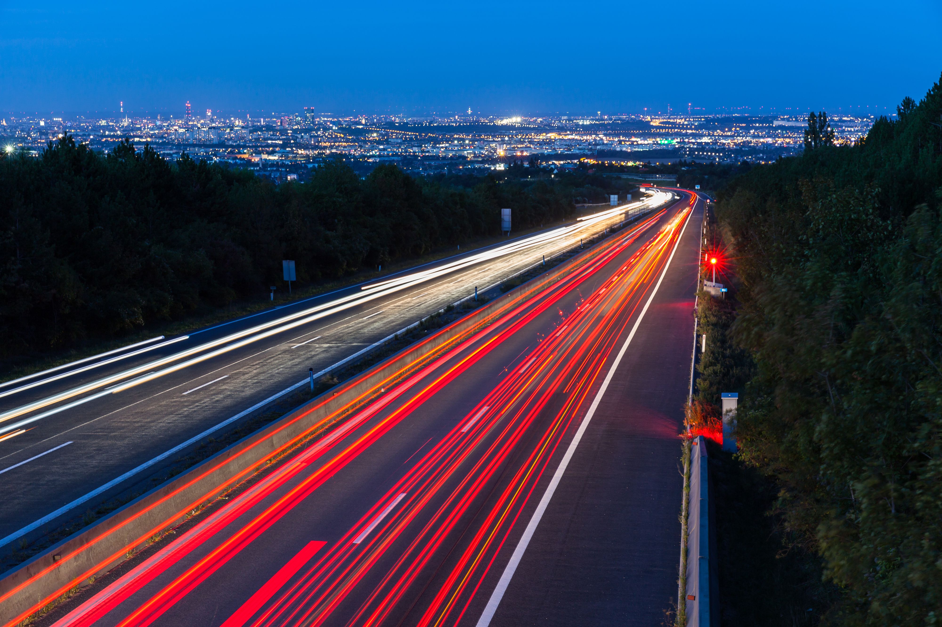 Wiener Außenring Autobahn A 21, Blick von Gießhübl auf Wien, Radar blitzt zu schnell fahrendes Auto, Österreich, Europa, September 2015 - 20150916_PD17592 - Rechteinfo: Rights Managed (RM)