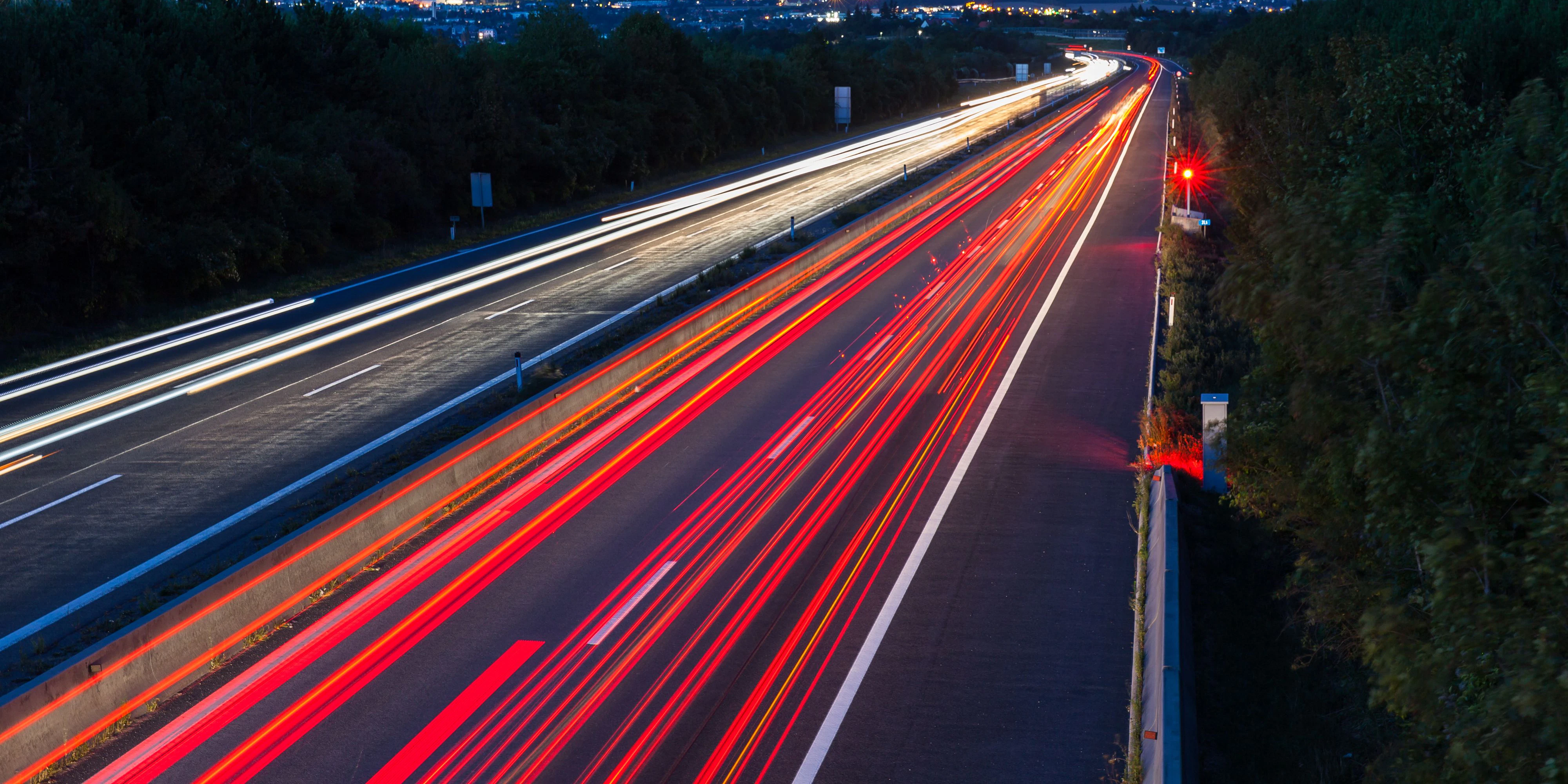 Wiener Außenring Autobahn A 21, Blick von Gießhübl auf Wien, Radar blitzt zu schnell fahrendes Auto, Österreich, Europa, September 2015 - 20150916_PD17592 - Rechteinfo: Rights Managed (RM)