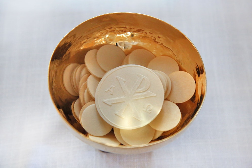 Hostie der katholischen Kirche während einer feierlichen Messe.