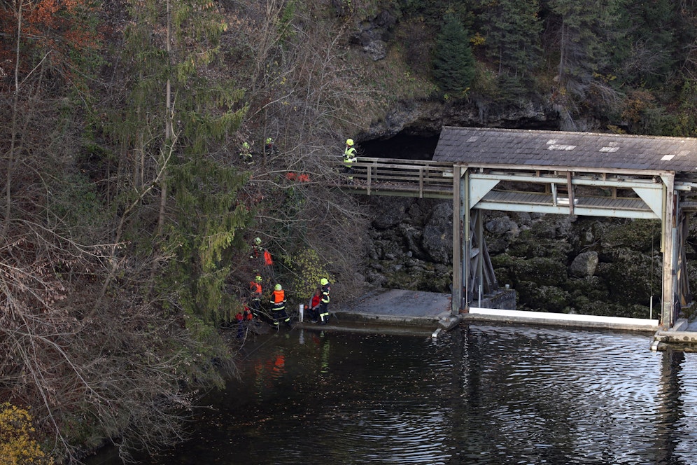 Beim Traunfall in Desselbrunn stürzte eine Person in die Tiefe.