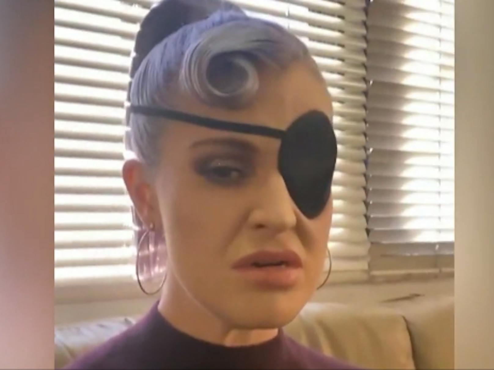 "Corona-Piratin" Kelly Osbourne muss Augenklappe tragen