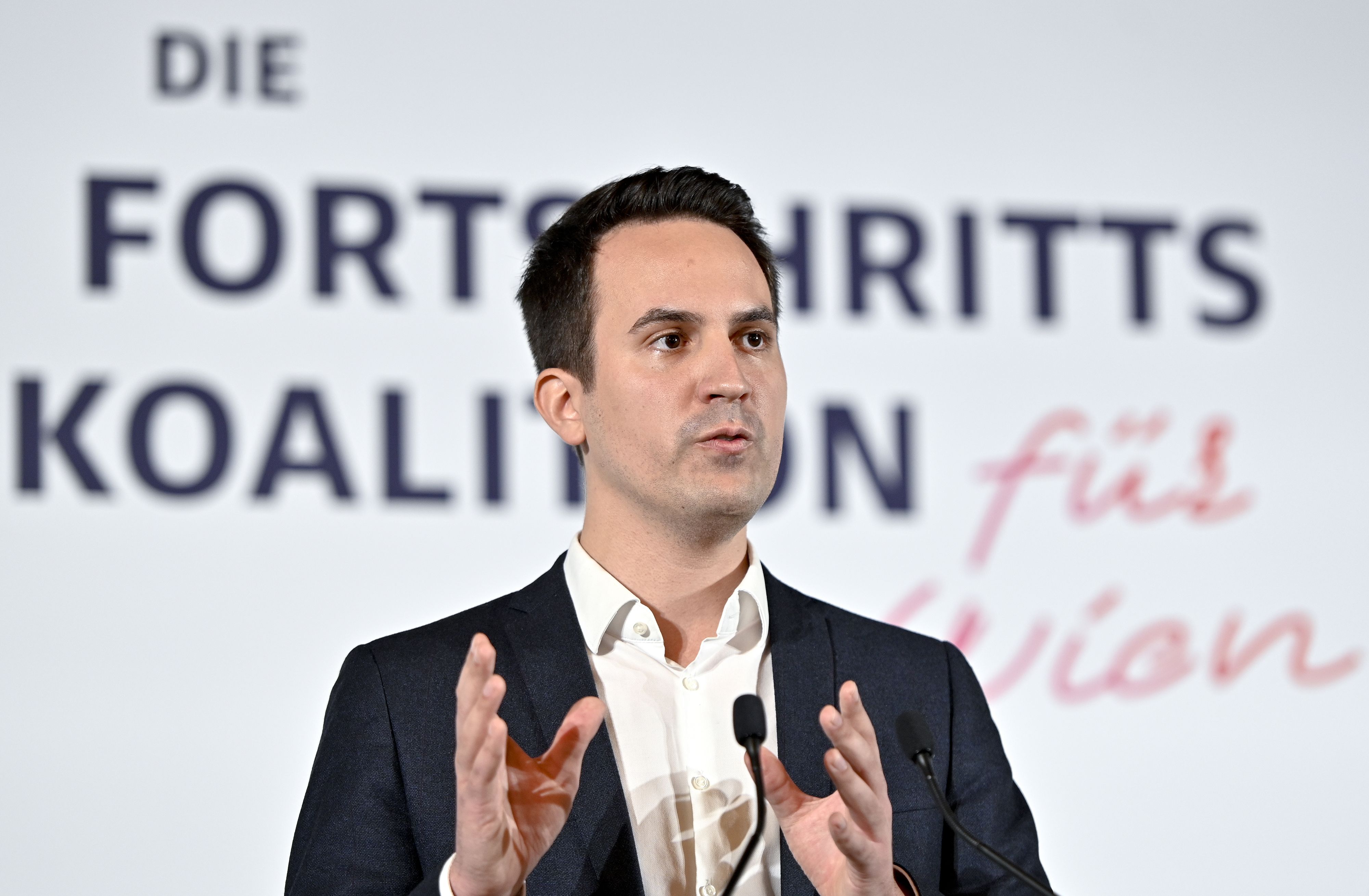 NEOS-Wien Parteiobmann Christoph Wiederkehr bei der Pressekonferenz nach der Koalitionseinigung am 16. November 2020
