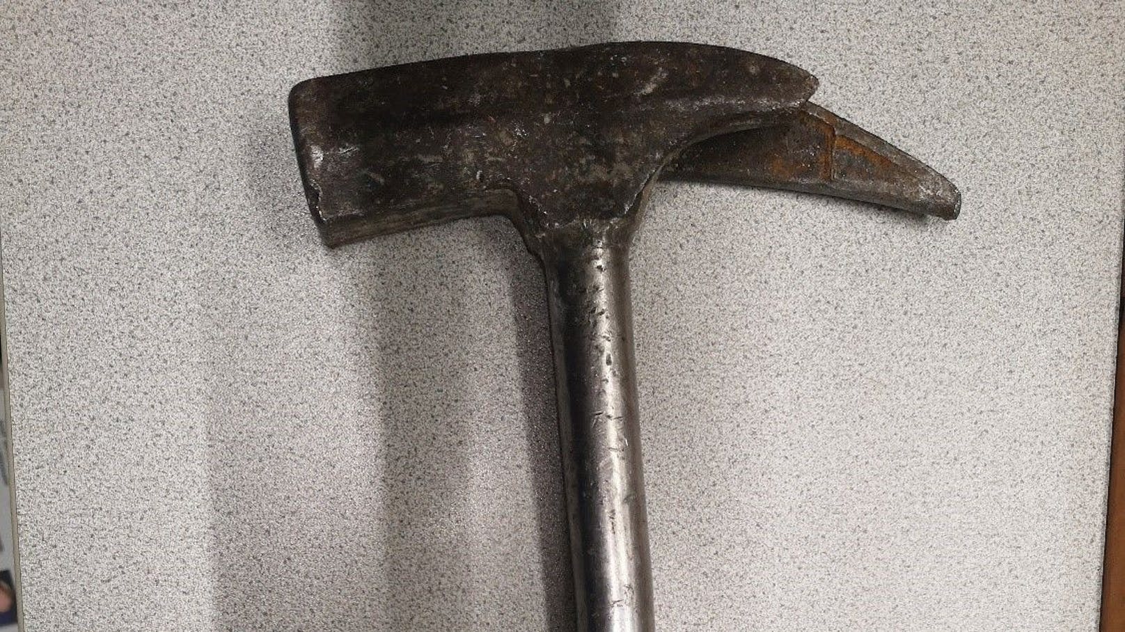 Mit diesem Hammer bedrohte der Fahrgast den Buslenker.