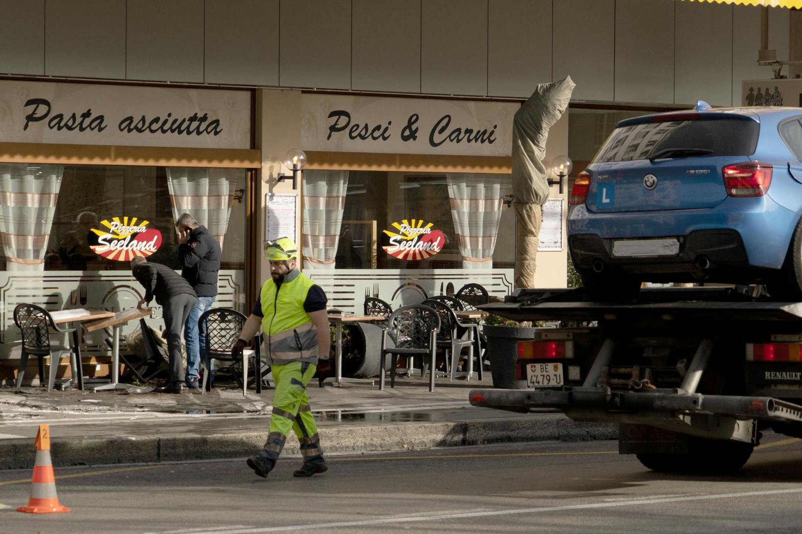In Biel (CH) krachte eine Lenkerin in eine Pizzeria. Mehrere Fußgänger wurden verletzt.