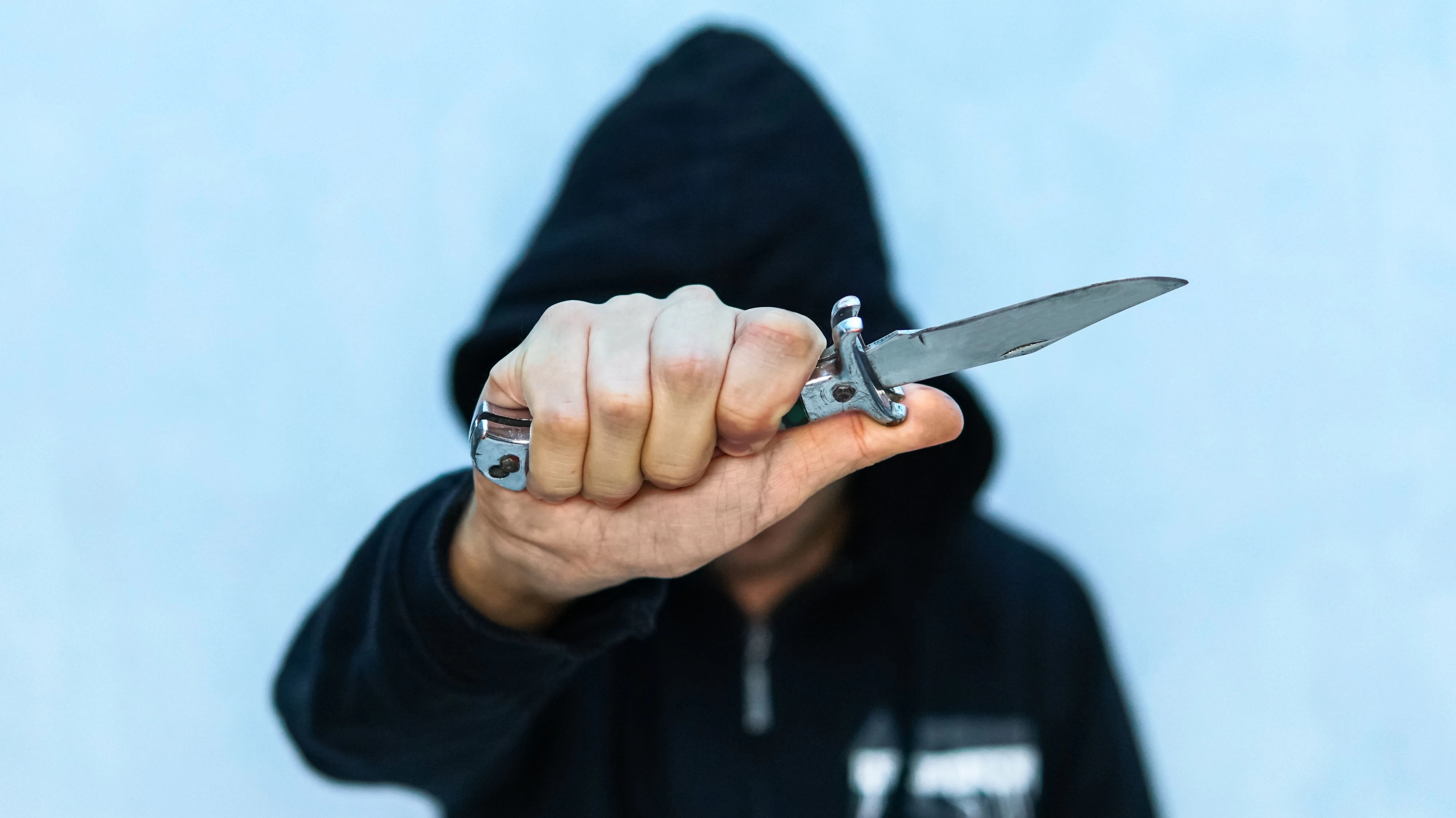 Ein 13-Jähriger bedrohte seinen 14-Jährigen Mitschüler mit einem Springmesser.