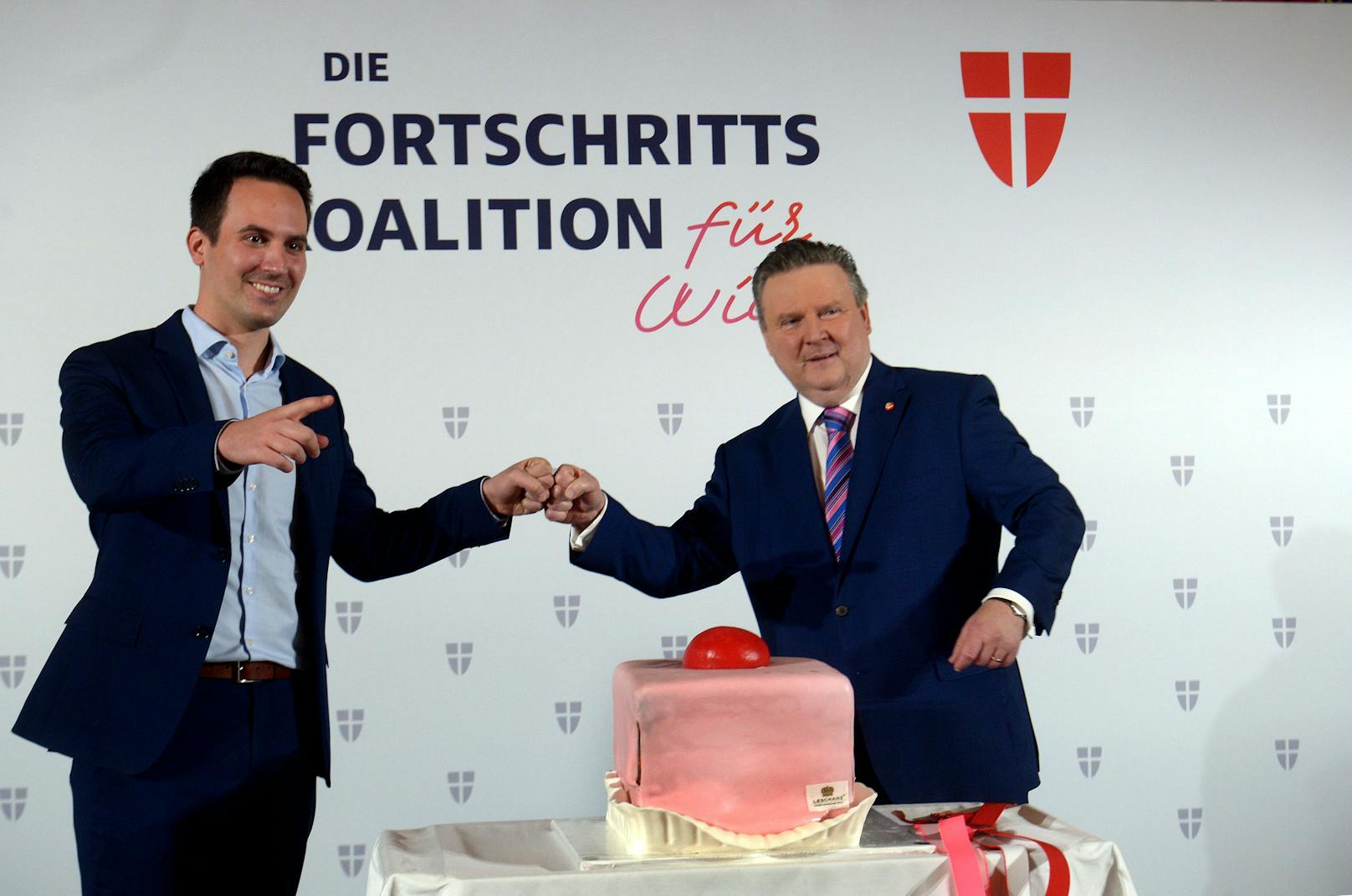 Koalition mit Punschkrapferl: Bürgermeister Michael Ludwig (SPÖ) und Neos-Wien-Parteiobmann Christoph Wiederkehr.