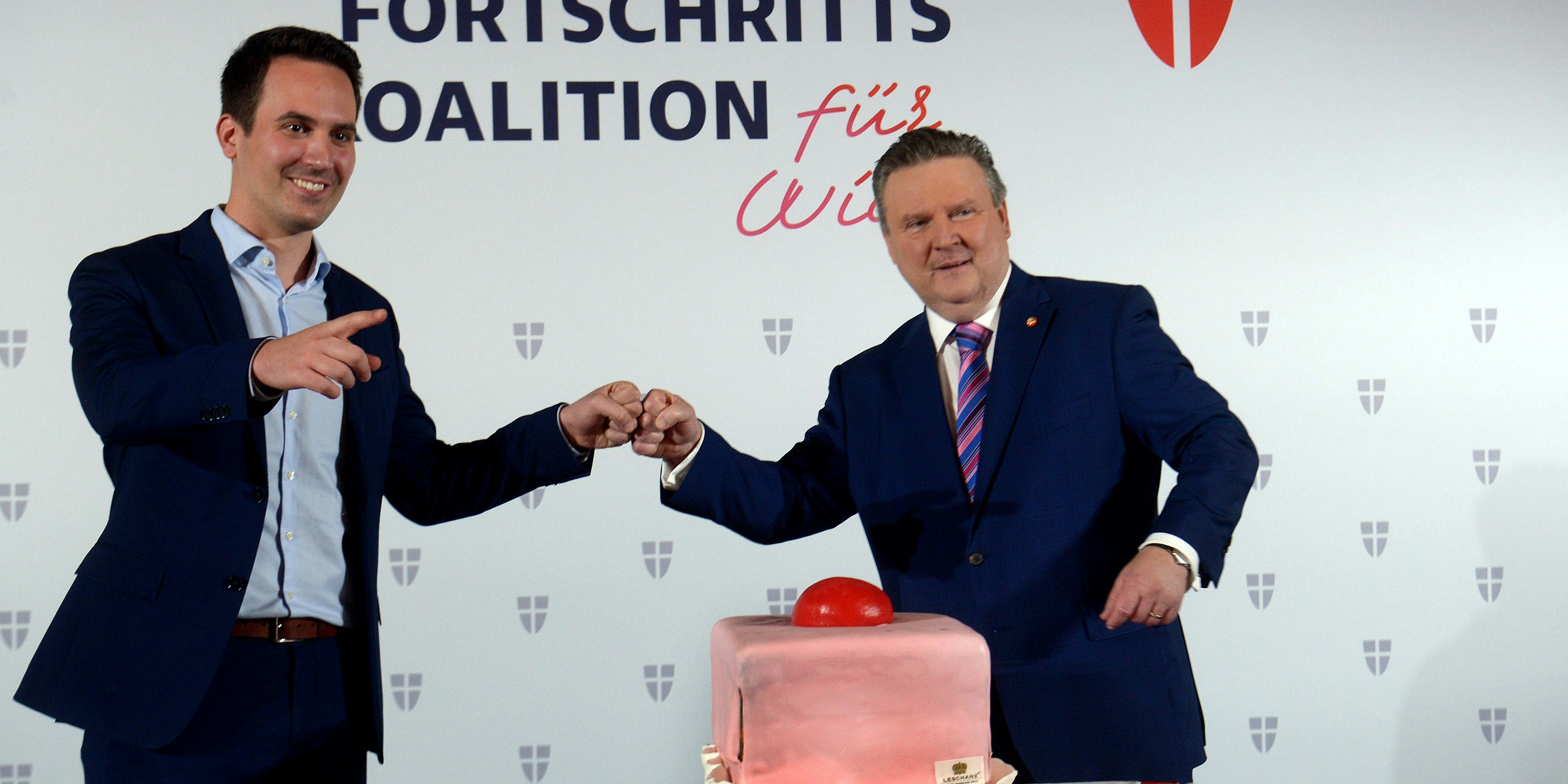 Download von www.picturedesk.com am 17.11.2020 (20:48).  ABD0152_20201117 - WIEN - ÖSTERREICH: Bürgermeister Michael Ludwig (R/SPÖ) und Neos-Wien Parteiobmann Christoph Wiederkehr am Dienstag, 17. November 2020, im Rahmen einer Pressekonferenz zum Thema "Koalitionsprogramm" im Wiener Rathaus. - FOTO: APA/HERBERT PFARRHOFER - 20201117_PD8771 - Rechteinfo: Rights Managed (RM)