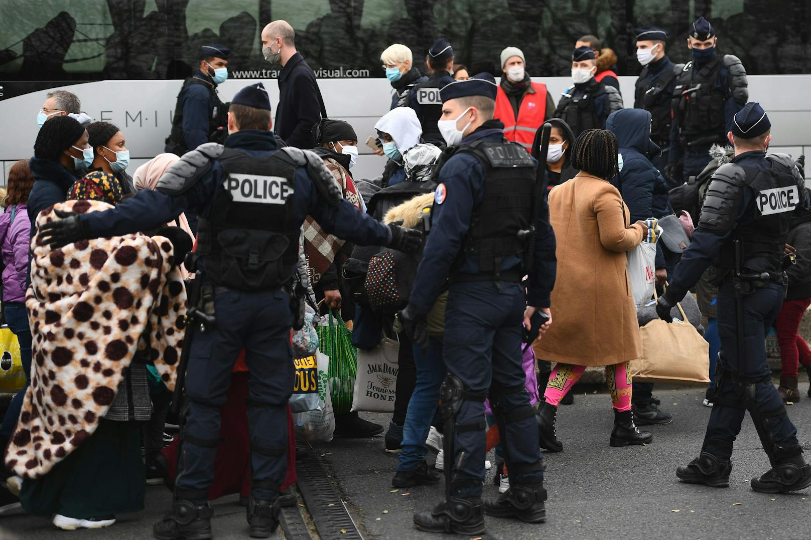 Die Polizei hat nördlich von Paris erneut ein großes Migranten-Zeltlager geräumt