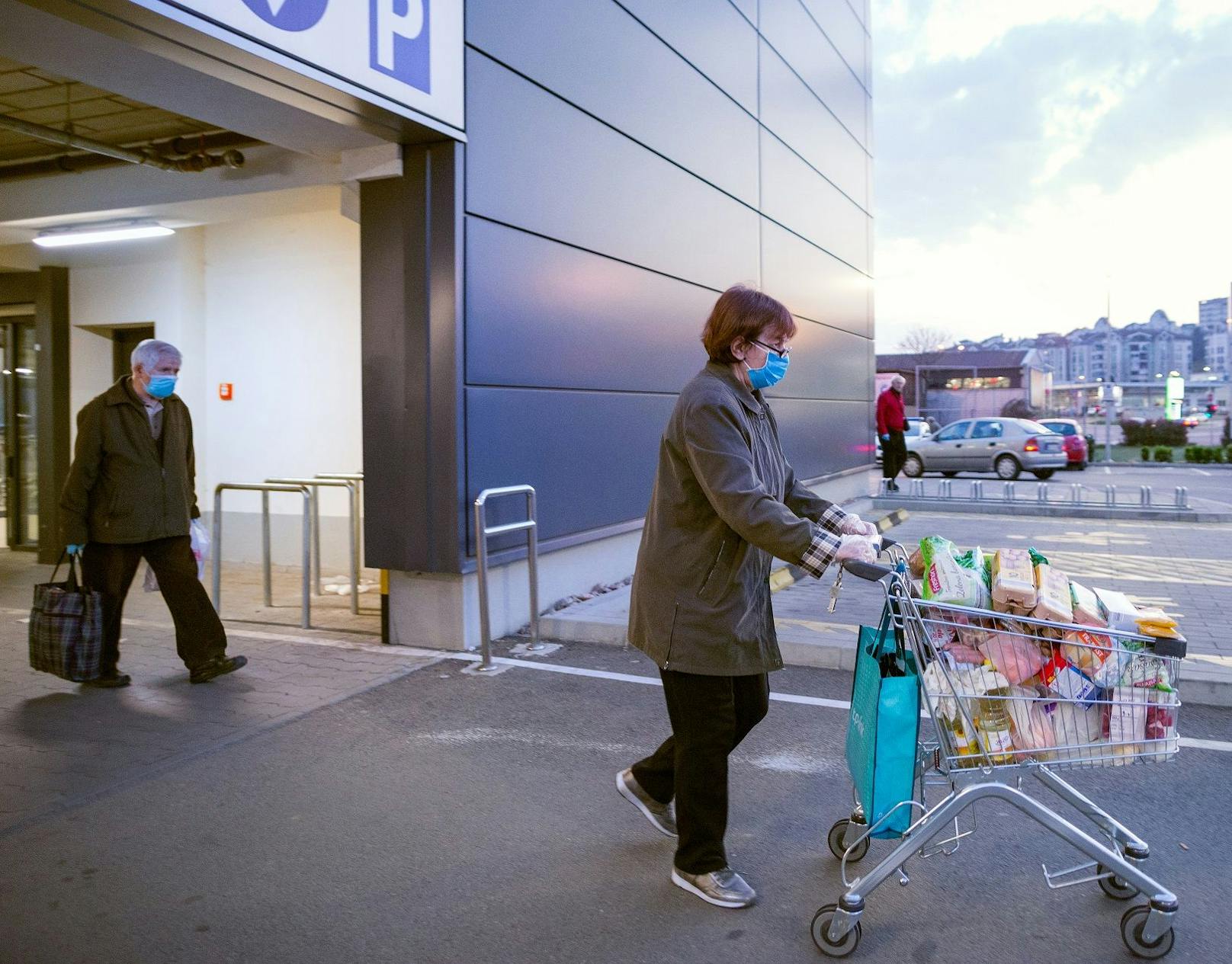 Ältere Menschen und jene, die zur Risikogruppe gehören, sollen wieder zwischen 8 und 9 Uhr einkaufen gehen.