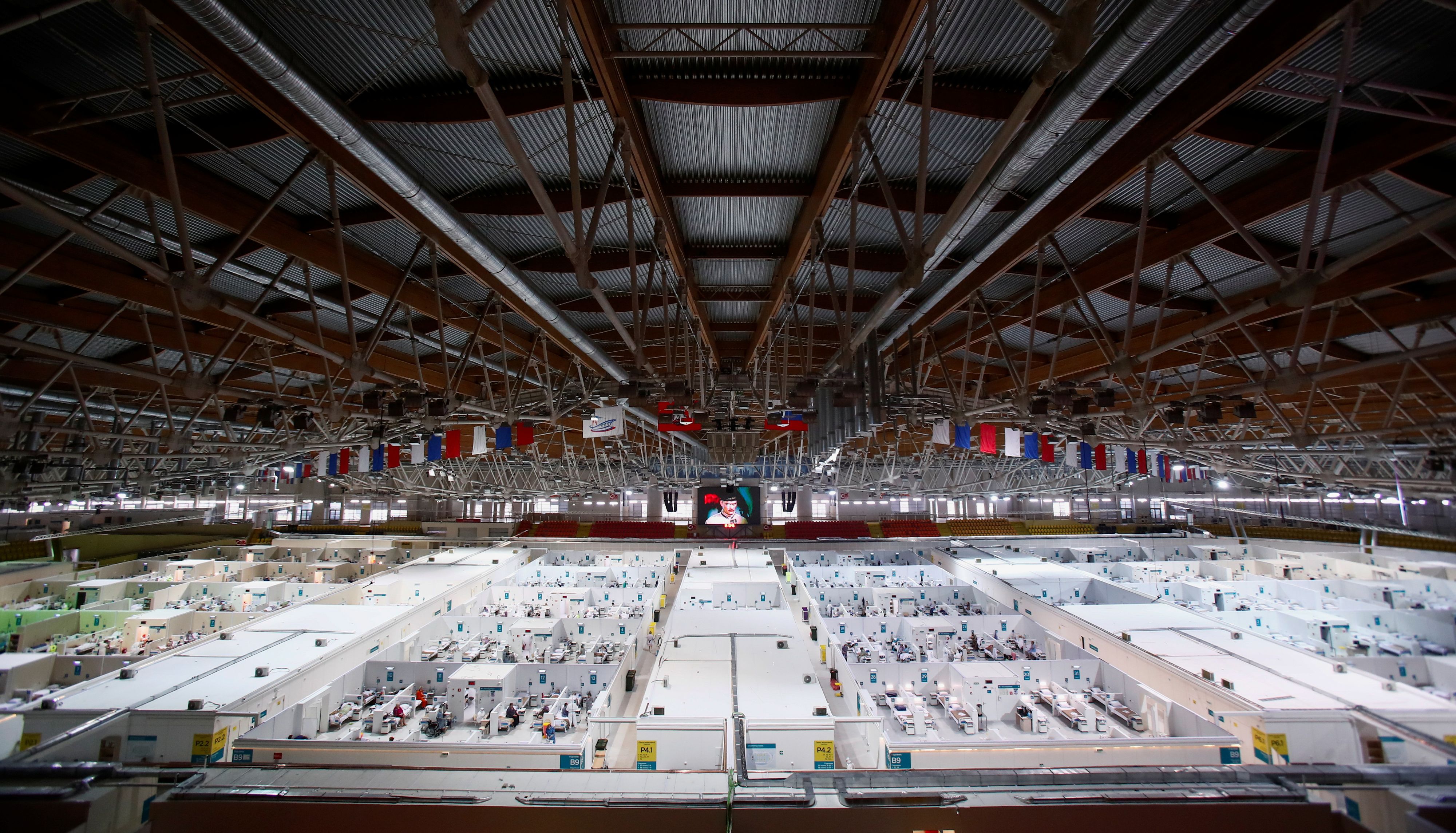 Eine Eissporthalle in Russland ist nun ein Krankenhaus für Covid-Patienten.