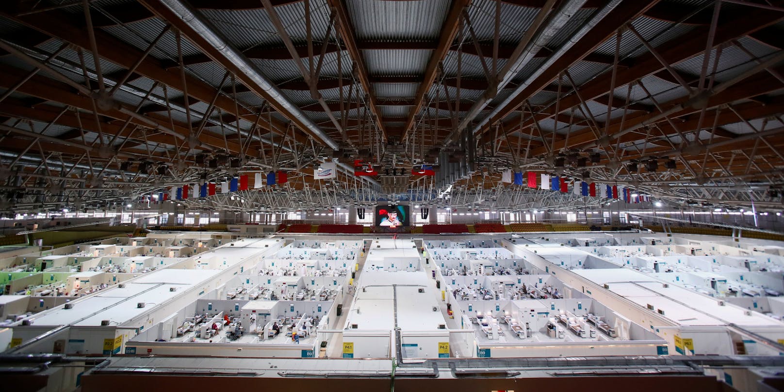 Eine Eissporthalle in Russland ist nun ein Krankenhaus für Covid-Patienten.
