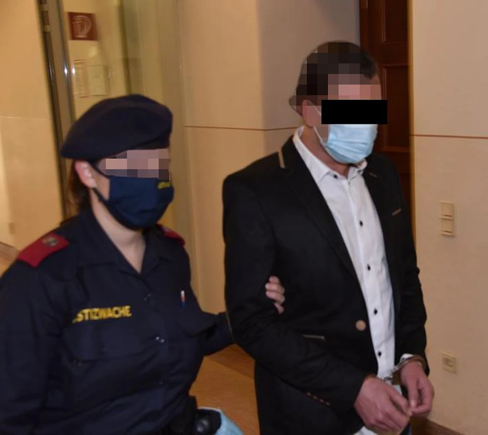 Der angeklagte Hausbesitzer (35) am Weg zu Gericht