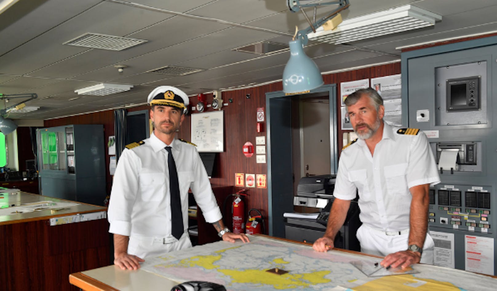 Kapitän Prager (Florian Silbereisen) und Martin Grimm (Daniel Morgenroth, re.) nehmen Kurs auf Kapstadt.<br>