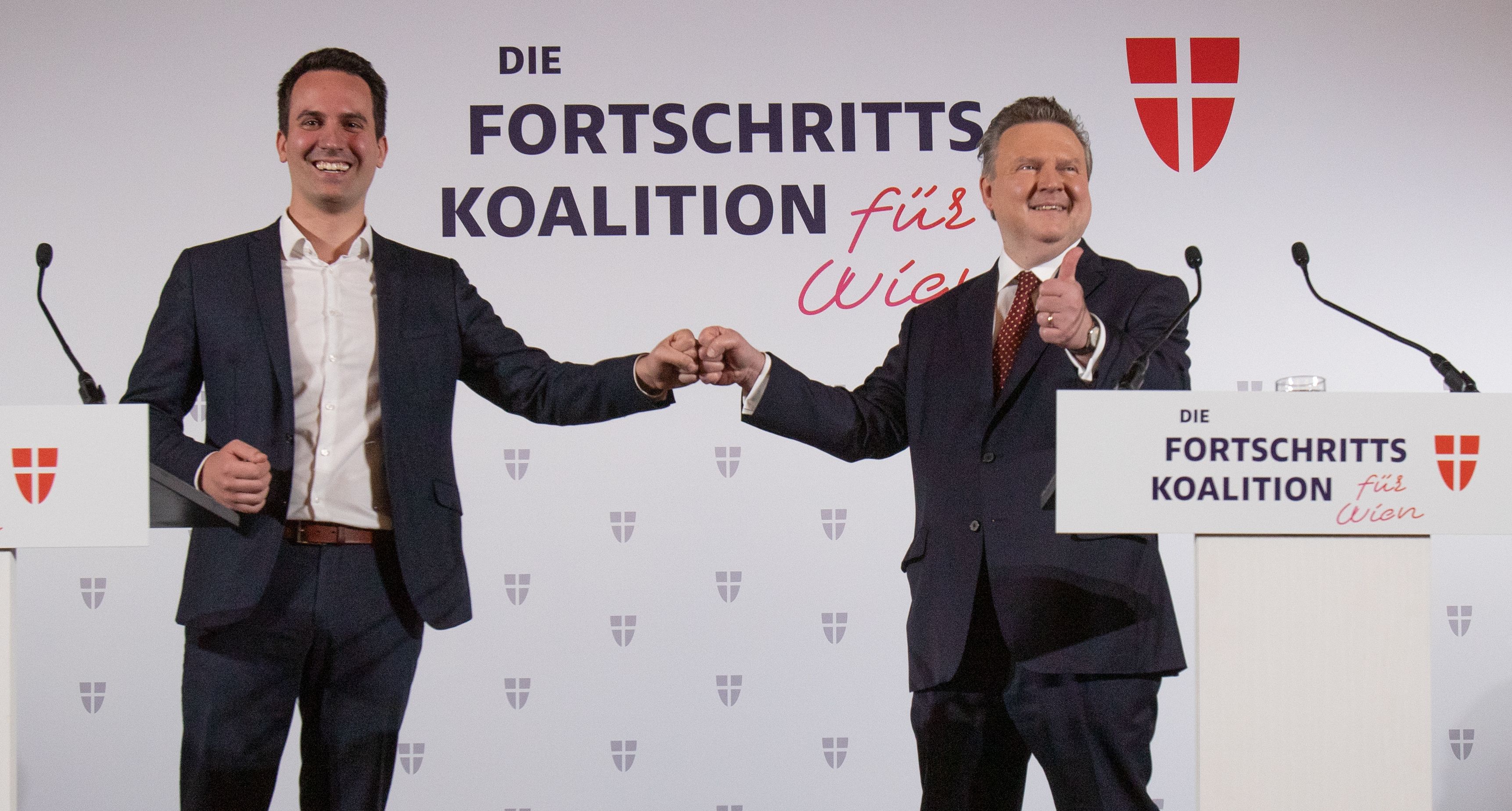 Download von www.pPÖ und NEOS bilden nach der letzten Wahl zum Gemeinderat in Wien eine Koallition, die SPÖ - Grüne Koallition ist nach zehn Jahren beendet.icturedesk.com am 17.11.2020 (07:40). ÖSTERREICH; WIEN, 20201116; Wiener Bürgermeister Michael Ludwig (R.; SPÖ) und Christoph Wiederkehr (NEOS) twährend ihres Pressestatement im Rathaus in Wien am 16. November 2020 Schutzmasken. Die SPÖ und NEOS bilden nach der letzten Wahl zum Gemeinderat in Wien eine Koallition, die SPÖ - Grüne Koallition ist nach zehn Jahren beendet. Für die NEOS ist das die erste Regierungsbeteiligung. /// AUSTRIA; VIENNA, 20201116; Mayor of Vienna Michael Ludwig (r .; SPOe) and Christoph Wiederkehr (NEOS) during the press statement in the City Hall in Vienna on November 16, 2020. The SPOe and NEOS form a coalition after the last election to the municipal council in Vienna, the SPOe - Green Coallition ended after ten years. This is the first government participation for NEOS. - 20201116_PD1530 - Rechteinfo: Rights Managed (RM)