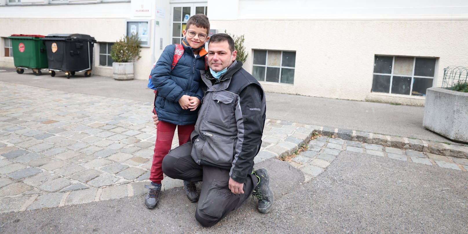 Goran (46, Techniker) mit Sohn David (7) "Mein Sohn muss in die Schule gehen. Meine Frau und ich sind berufstätig und wir haben keine Verwandten hier in Österreich, die uns bei der Betreuung unterstützen könnten."