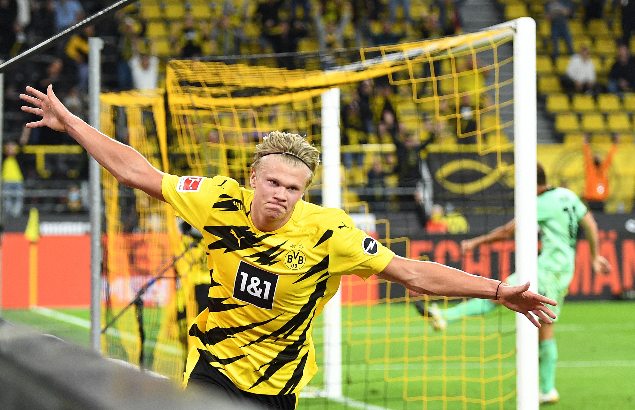 Erling Braut Haaland in seiner Lieblingspose – dem Torjubel.