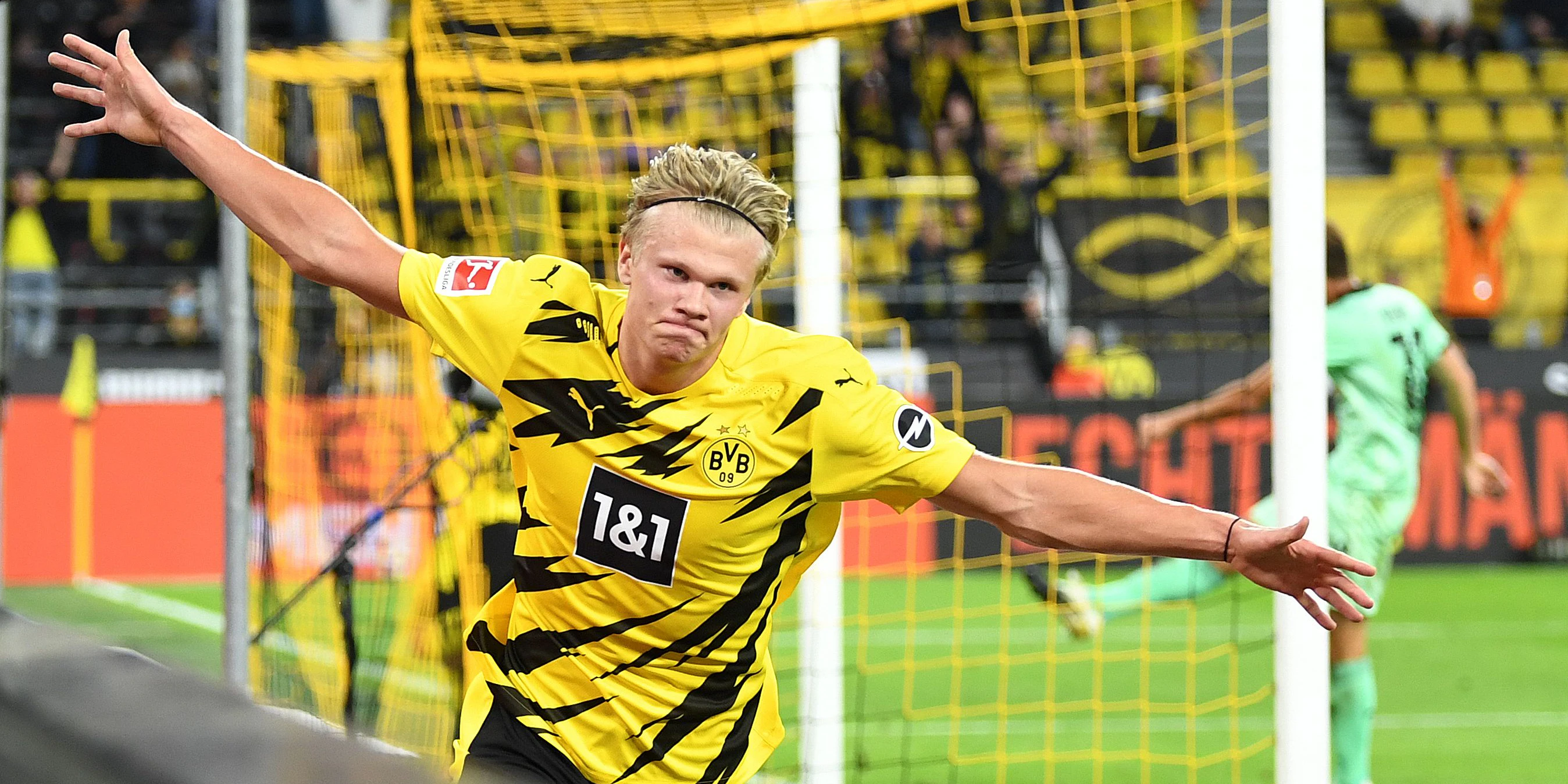 Erling Braut Haaland in seiner Lieblingspose – dem Torjubel.
