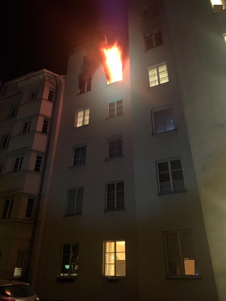 Riesige Flammen stachen aus dem Fenster