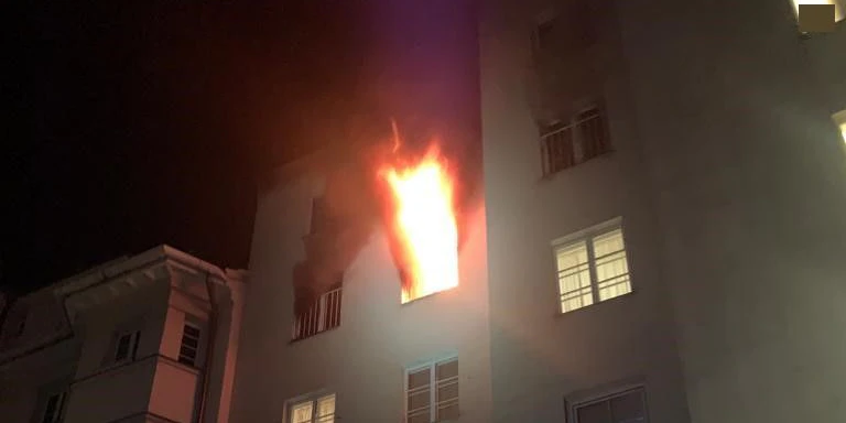 Riesige Flammen stachen aus dem Fenster