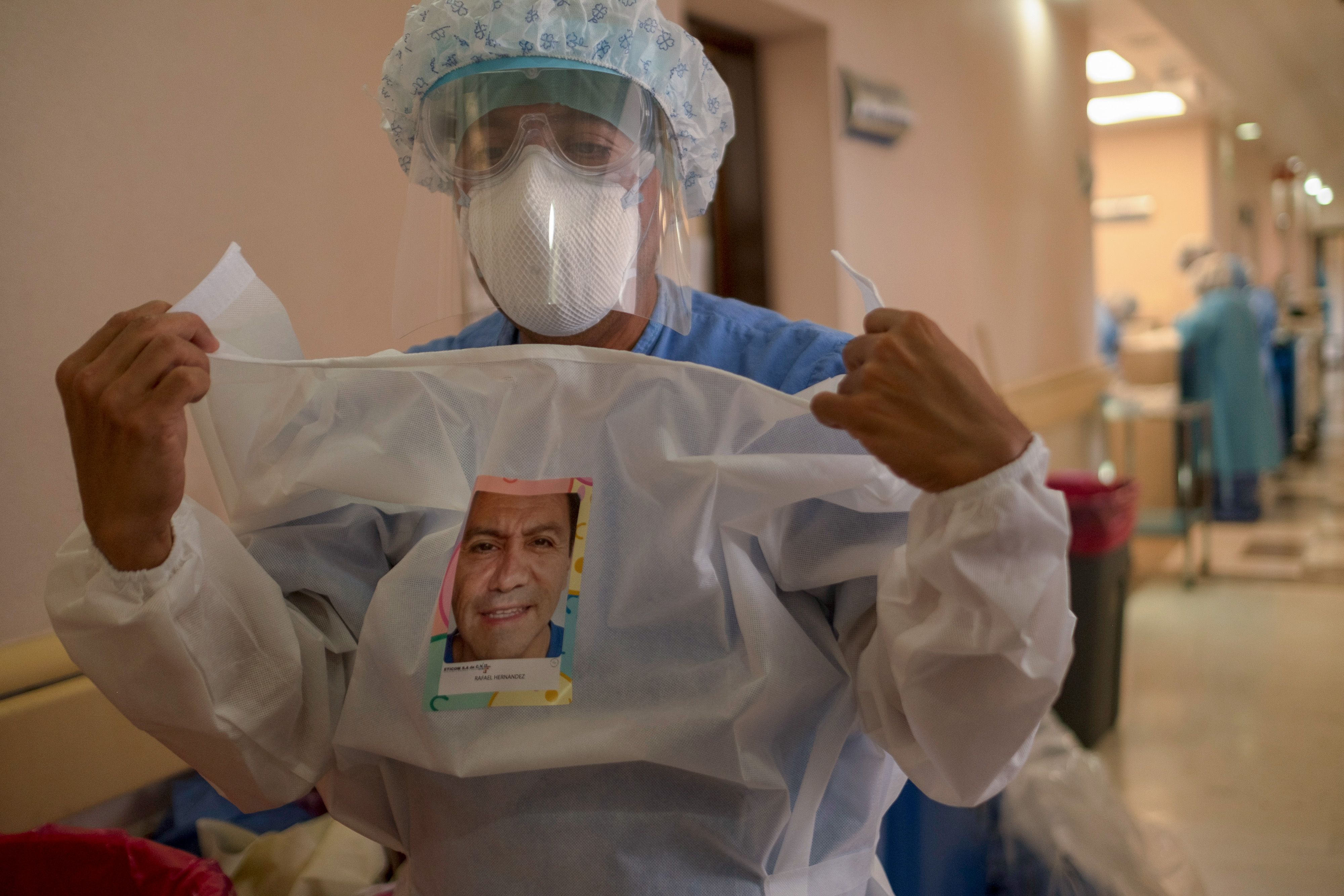 Download von www.picturedesk.com am 18.11.2020 (09:12).  11 November 2020, Mexico, Mexiko-Stadt: Dr. Rafael de Jesus Hernandez, pulmonologist, removes the protective clothing as he leaves an intensive care unit of the specialist clinic for pulmonary and respiratory diseases INER. An NGO has printed portraits of the clinic's doctors with the aim of offering patients a more humane medicine. The initiative is welcome among patients and also among doctors, said Dr. Hernandez, as the medical staff on the ward would not easily recognise each other because of the protective clothing. The portraits can also help to build trust in the patient's doctor, the pulmonologist said. Photo: Jacky Muniello/dpa - 20201111_PD11167 - Rechteinfo: Rights Managed (RM)