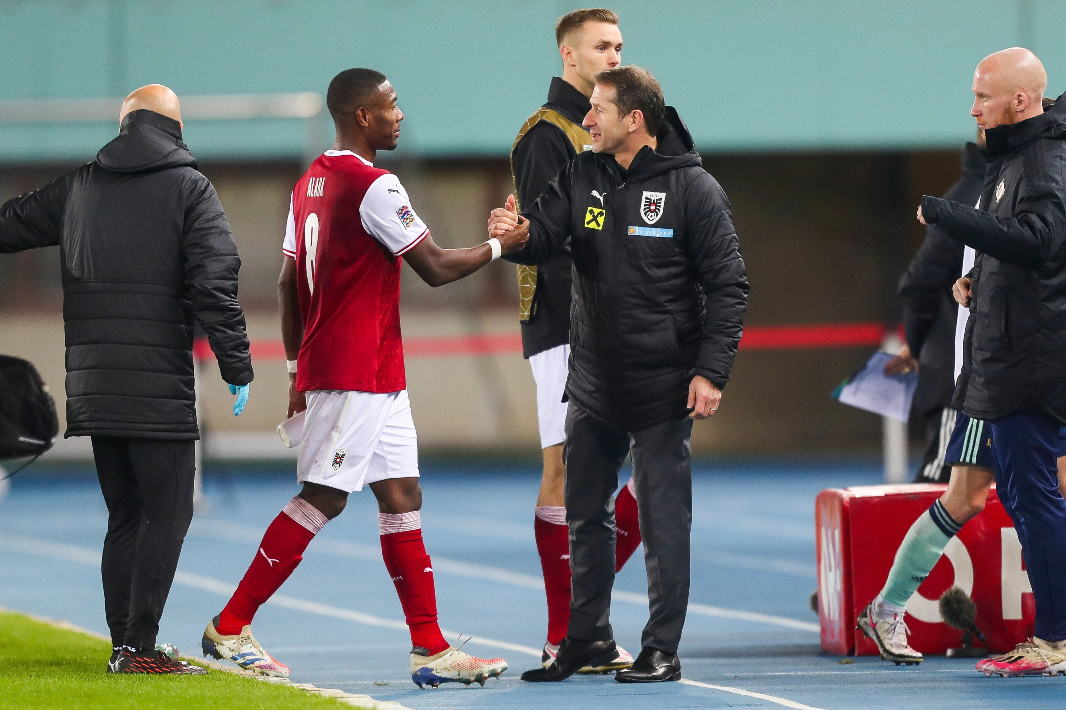 Franco Foda klatscht mit David Alaba ab