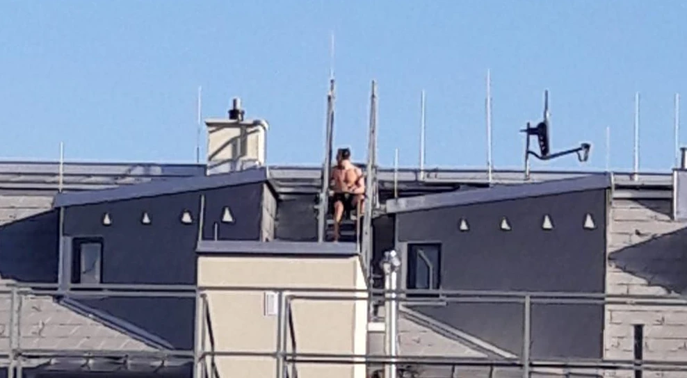 Der Mann badete noch in der Sonne.