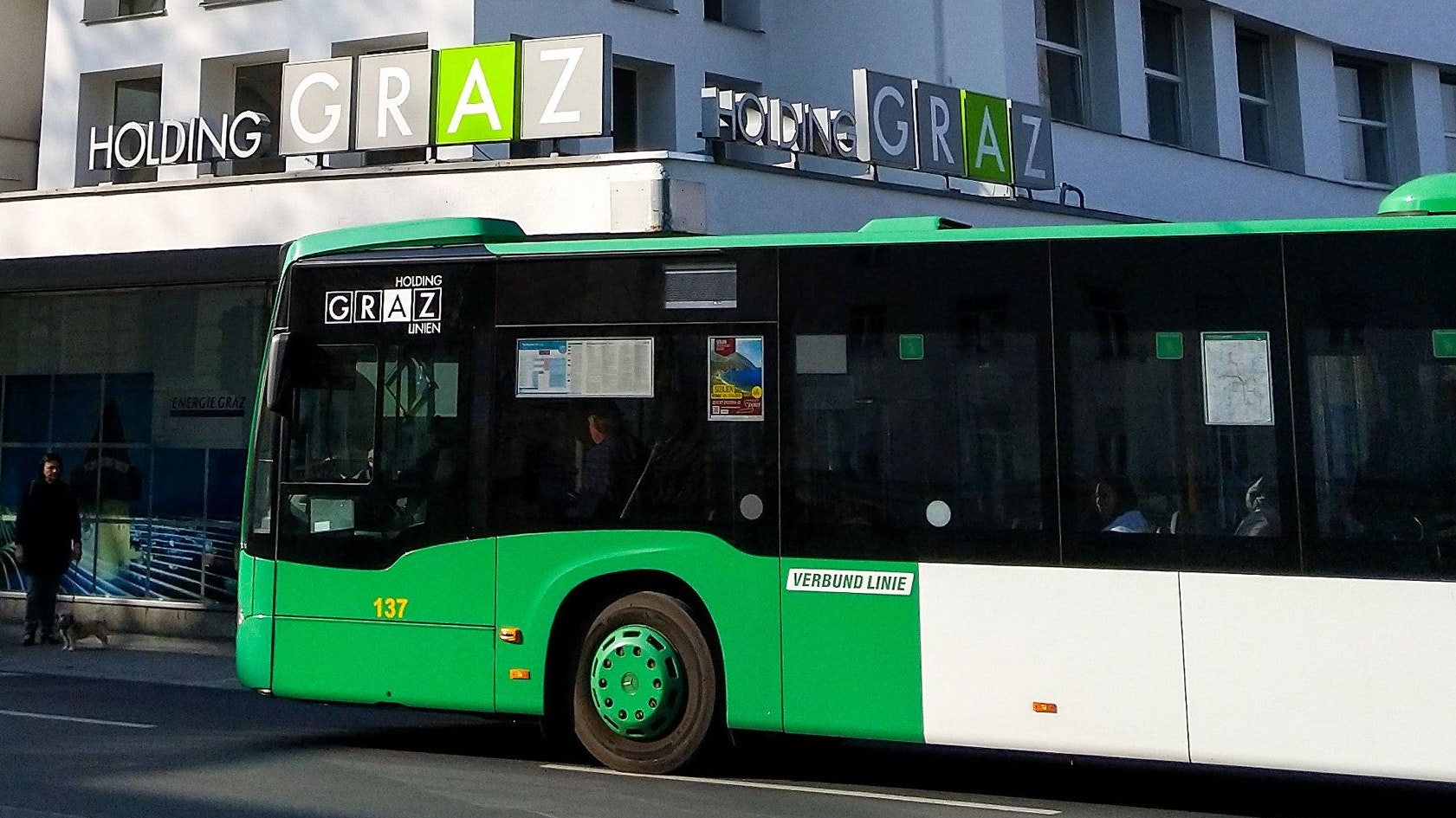 Ein Bus der Holding Graz Linien vor der Zentrale der Holding Graz, Archivbild 2019
