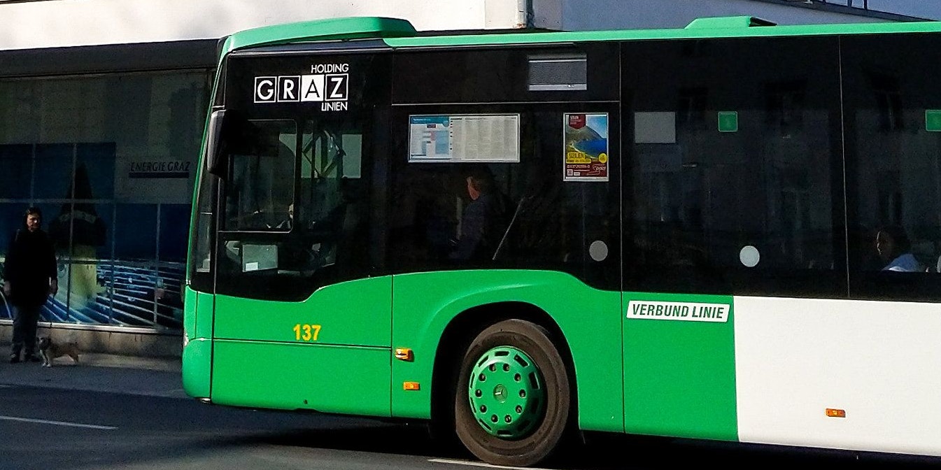 Ein Bus der Holding Graz Linien vor der Zentrale der Holding Graz, Archivbild 2019