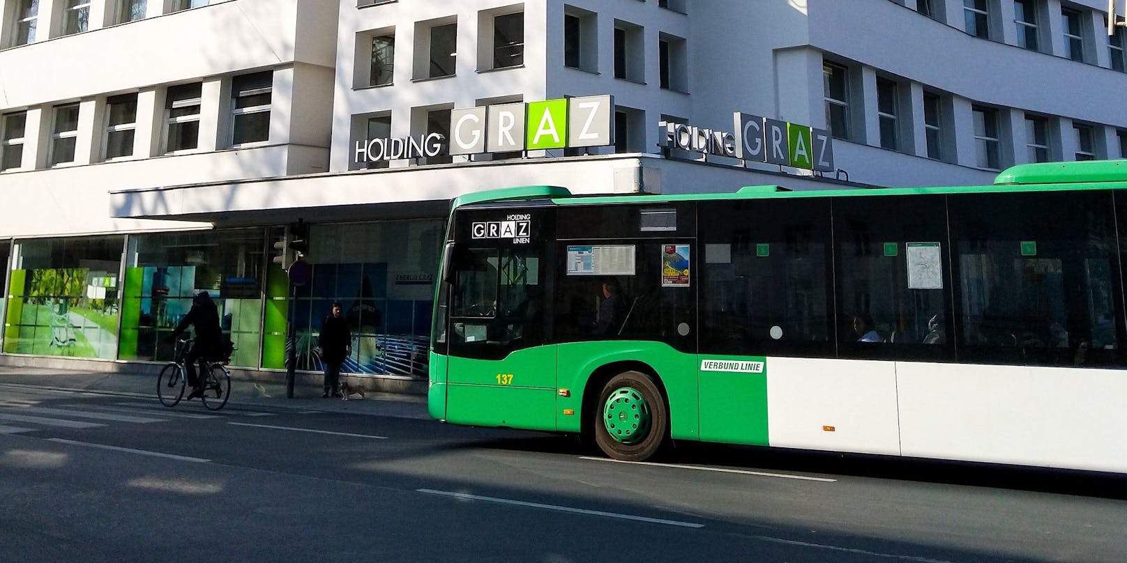 Ein Bus der Holding Graz Linien vor der Zentrale der Holding Graz, Archivbild 2019