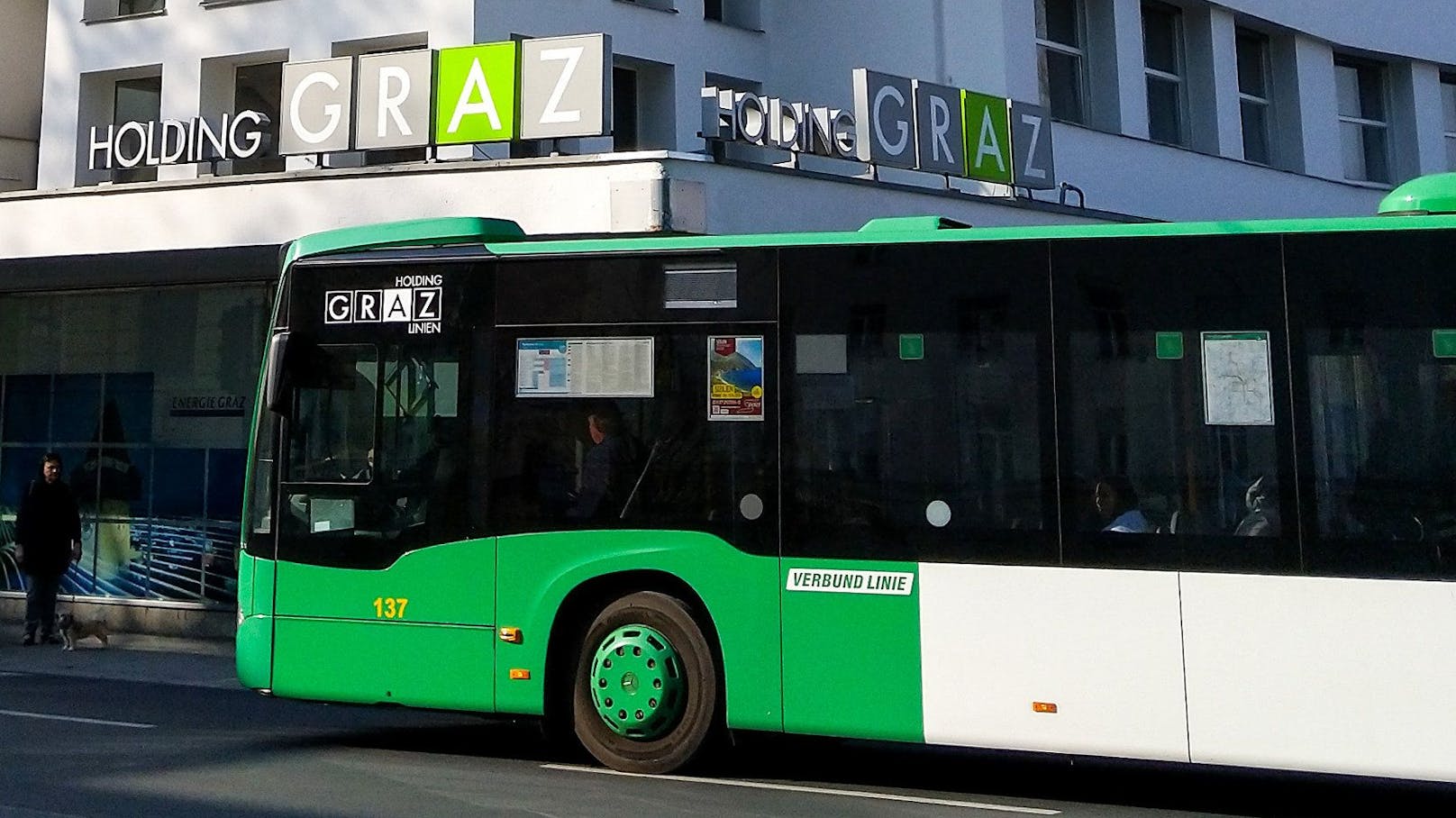 In Graz-Gries ist es am Donnerstagmorgen zu einem Verkehrsunfall zwischen einem Linienbus und einer Fußgängerin gekommen. (Symbolbild)