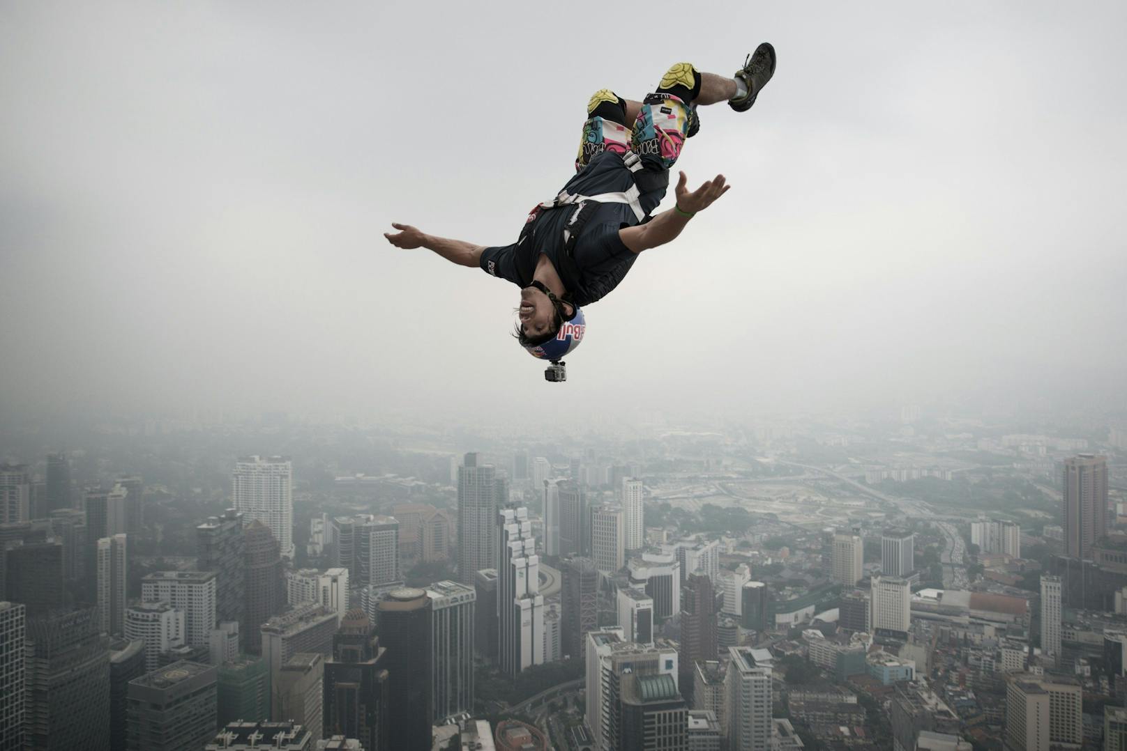 Ein Base Jump aus 300 Metern Höhe von der Aussichtsplattform der Twin Towers in Kuala Lumpur. 