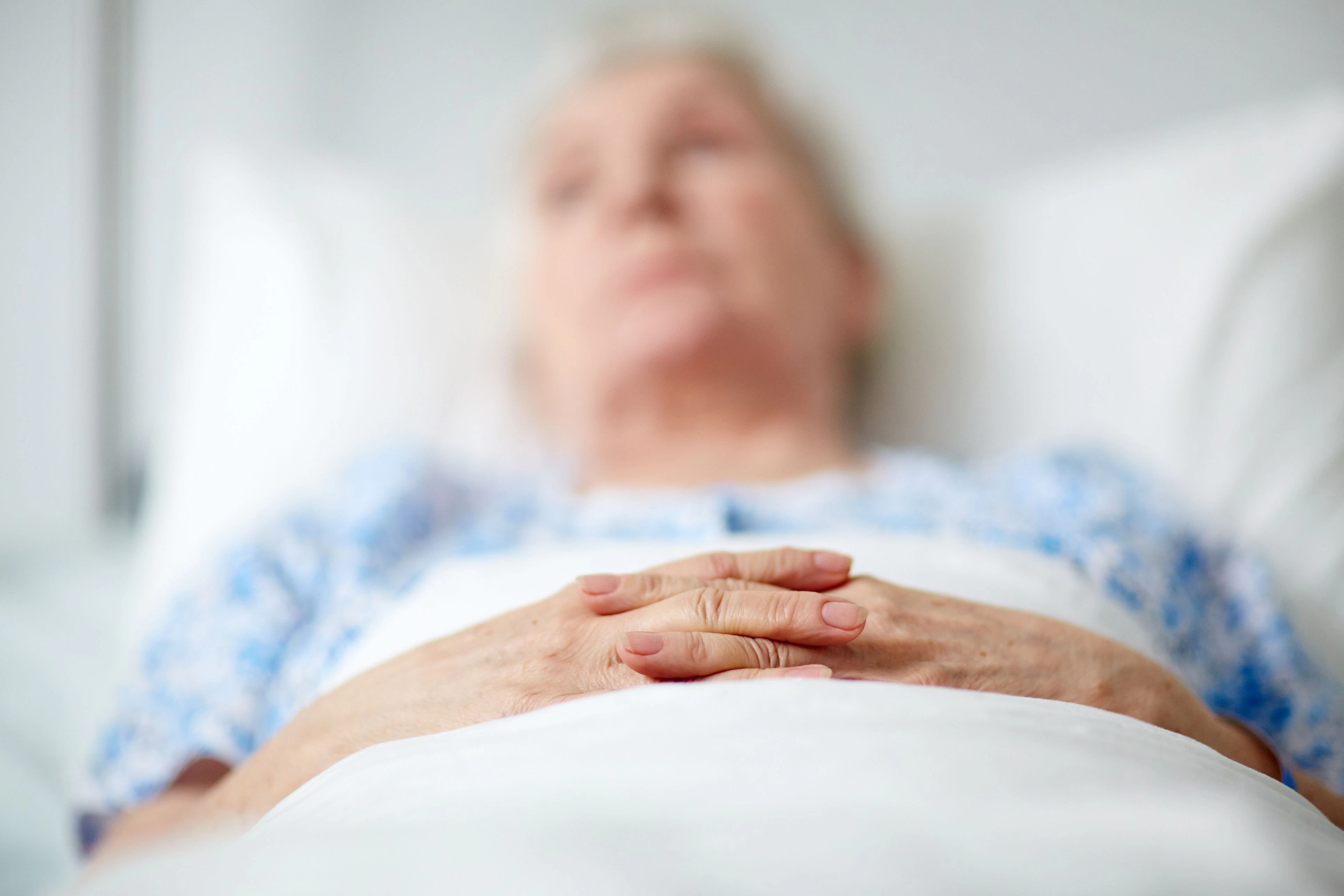 Das Besuchsverbot ist für alte Menschen im Krankenhaus besonders hart. Viele wissen überhaupt nicht, warum sie hier sind. 