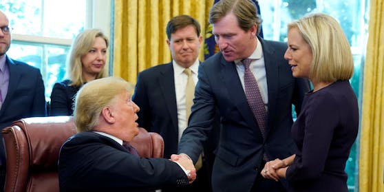 2018 schüttelte Trump ihm noch die Hand. Jetzt wurde der Chef der Cybersicherheitsagentur des Heimatschutzministeriums, Cris Krebs, entlassen.