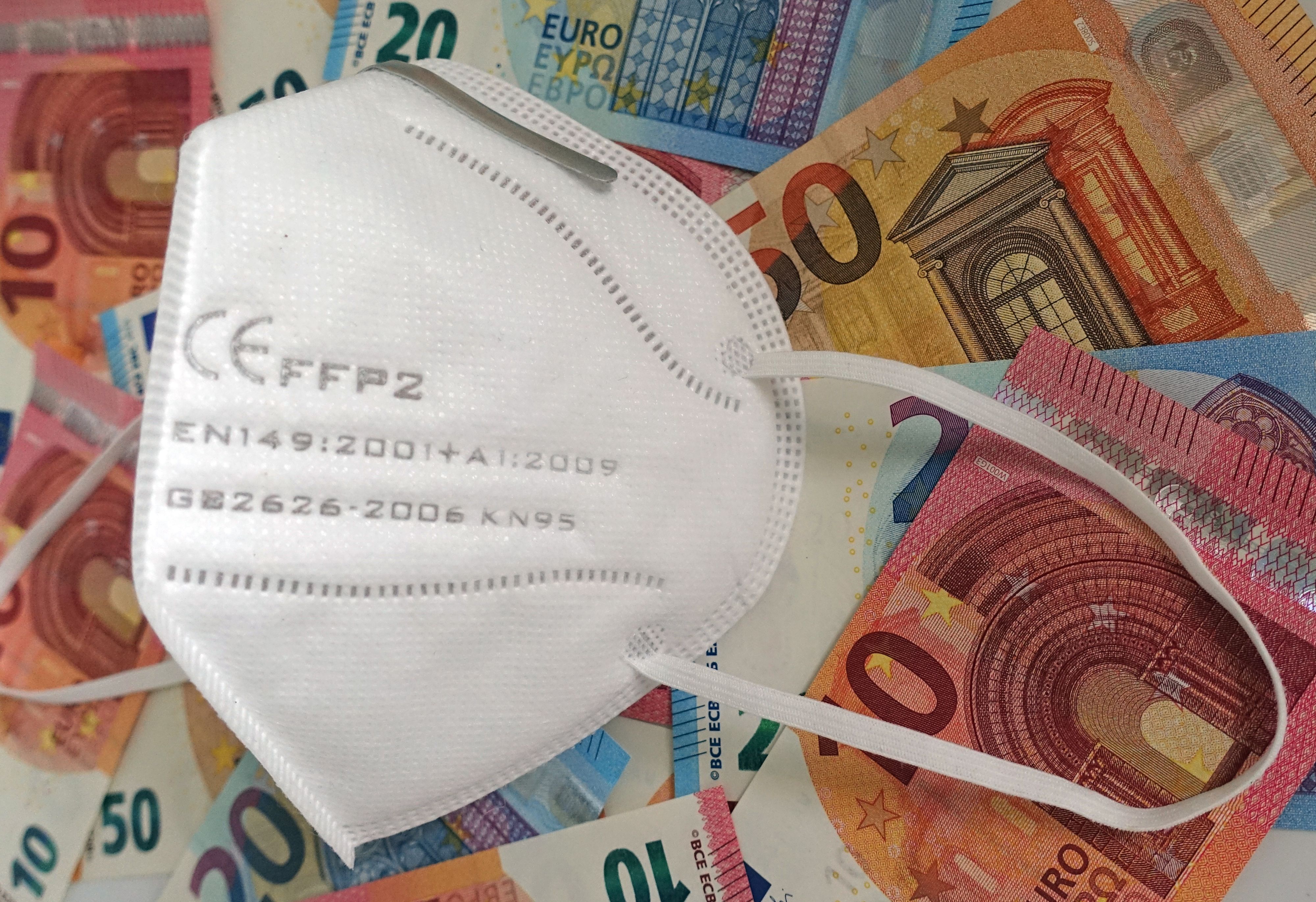 Eine FFP2-Atemmaske liegt auf Euroscheinen