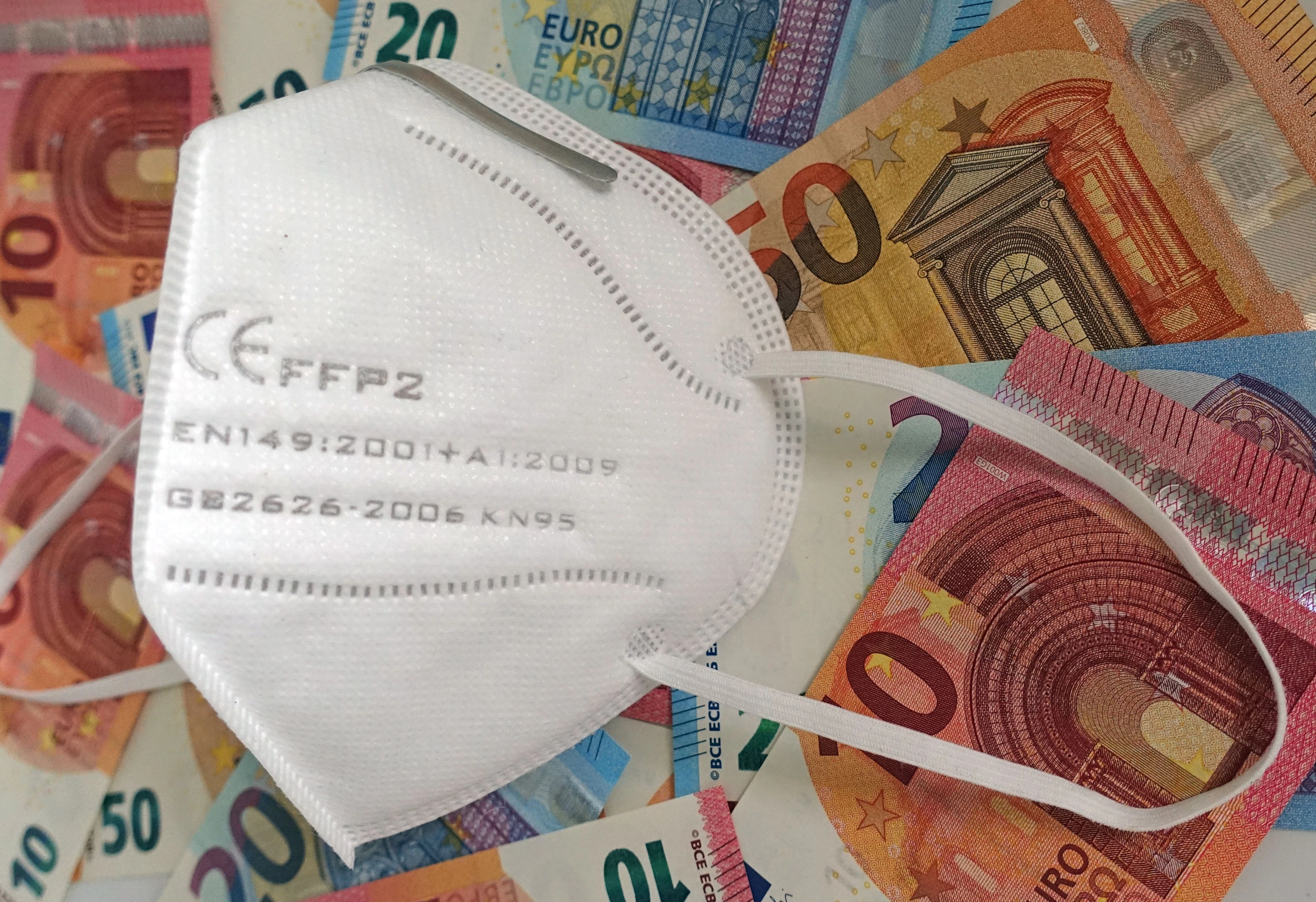 Eine FFP2-Atemmaske liegt auf Euroscheinen