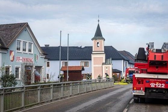 Das landwirtschaftliche Gebäude in Inning stand in Flammen.