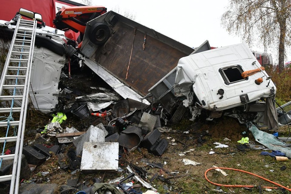 Ein schwerer Unfall zwischen zwei LKW und zwei PKW auf der B68 forderte am 19. November 2020 ein Todesopfer