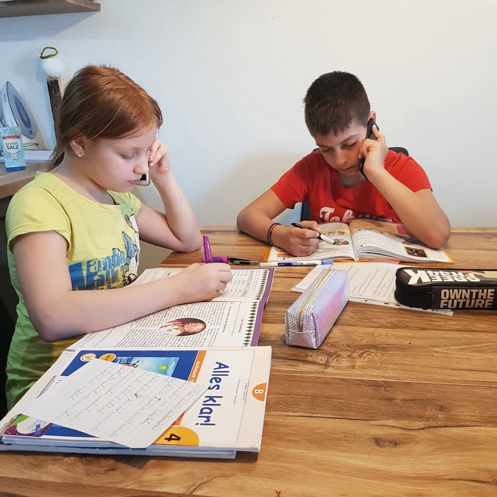 Wegen dem Lockdown haben die Schulen auf Distance Learning umgestellt, in vielen Familien fehlen dafür allerdings Laptops.