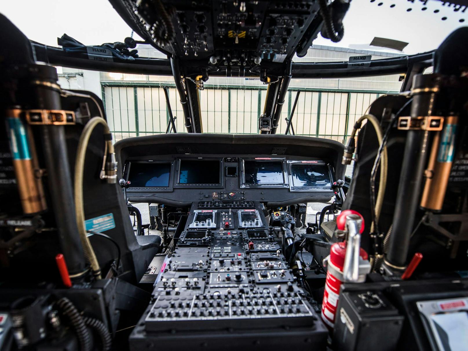 Der erste modifizierte Black Hawk ist am 18. November 2020 aus den USA, mit neuem Cockpit am Fliegerhorst Langenlebarn (NÖ) eingetroffen.
