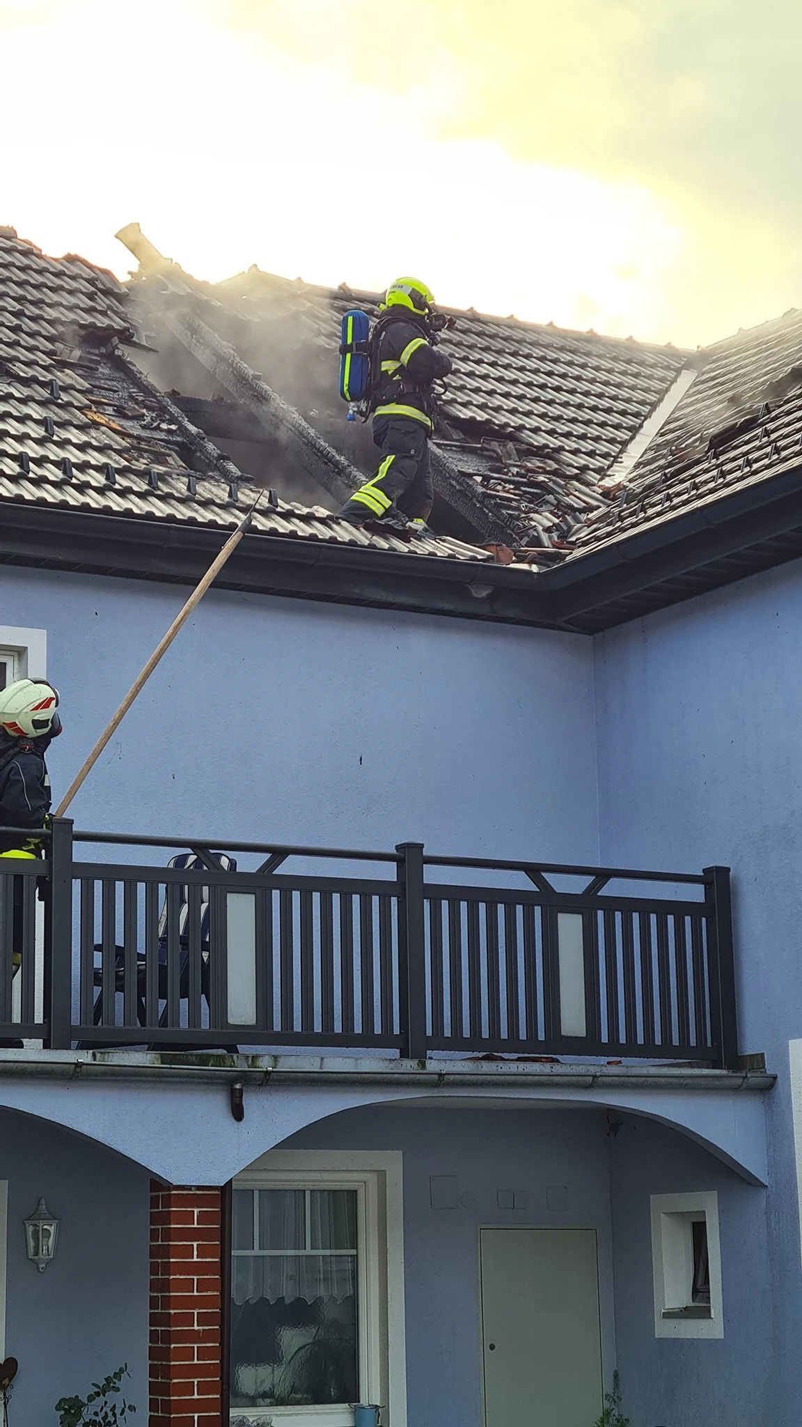 Der Dachstuhl fing zu brennen an.