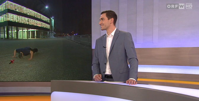 Lukas Lattinger muss grinsen, als Martin Lang vor dem Happel-Stadion Liegestütze macht.