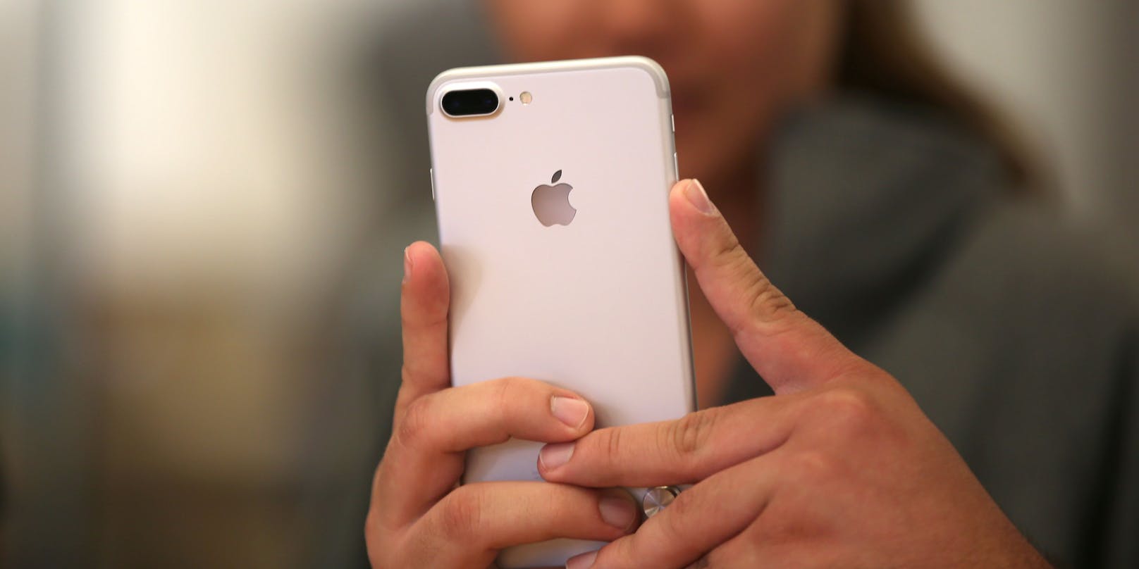 Im Streit um gedrosselte Batterien bei älteren iPhone-Modellen hat der Apple-Konzern weitere Geldbeträge zur Beilegung der Beschwerden zugesagt.