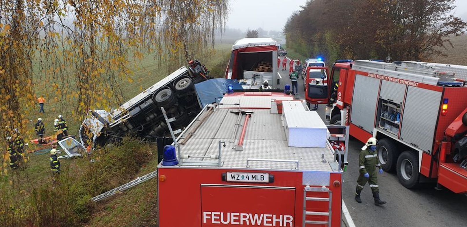 Ein schwerer Unfall zwischen zwei LKW und zwei PKW auf der B68 forderte am 19. November 2020 ein Todesopfer